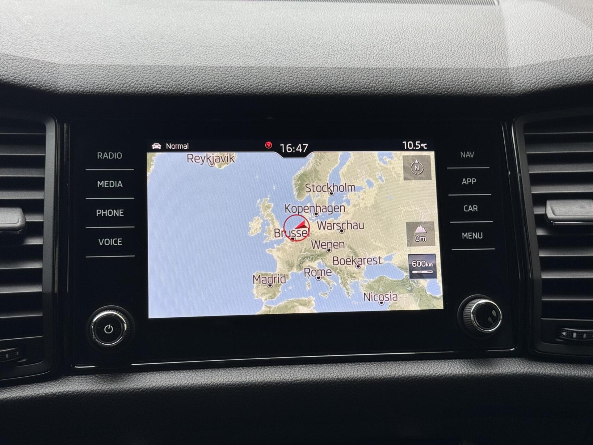 Škoda Kodiaq 1.5 TSI Sportline Automaat | Panoramadak | ACC adaptieve cruise control | 20 inch lichtmetalen velgen | Dodehoek detectie | LED koplampen | Canton HiFi | Keyless Entry&Start | Parkeersensoren voor en achter | Achteruitrijcamera 48650985-14.jpg | Timcars.nl