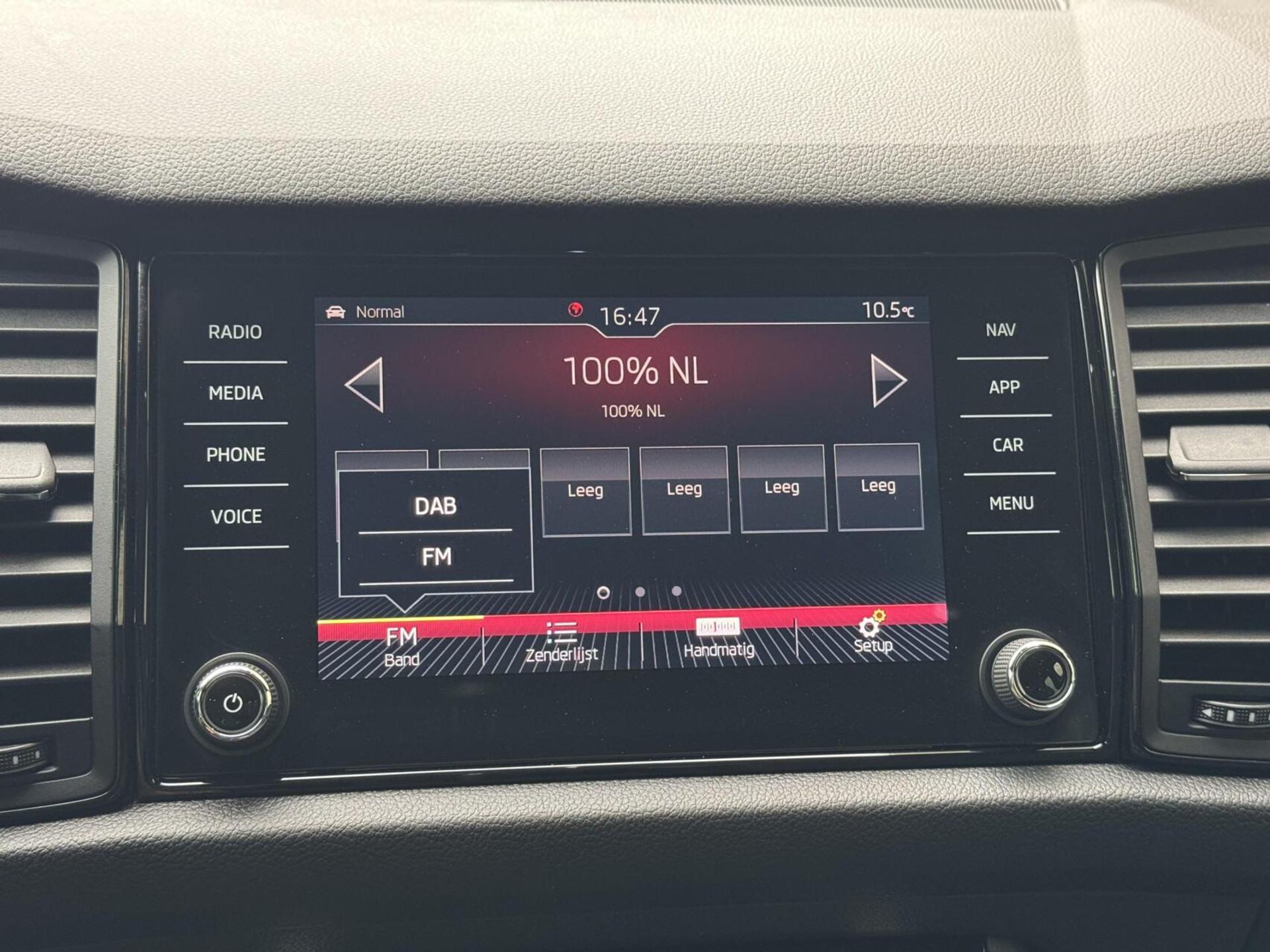 Škoda Kodiaq 1.5 TSI Sportline Automaat | Panoramadak | ACC adaptieve cruise control | 20 inch lichtmetalen velgen | Dodehoek detectie | LED koplampen | Canton HiFi | Keyless Entry&Start | Parkeersensoren voor en achter | Achteruitrijcamera 48650985-16.jpg | Timcars.nl