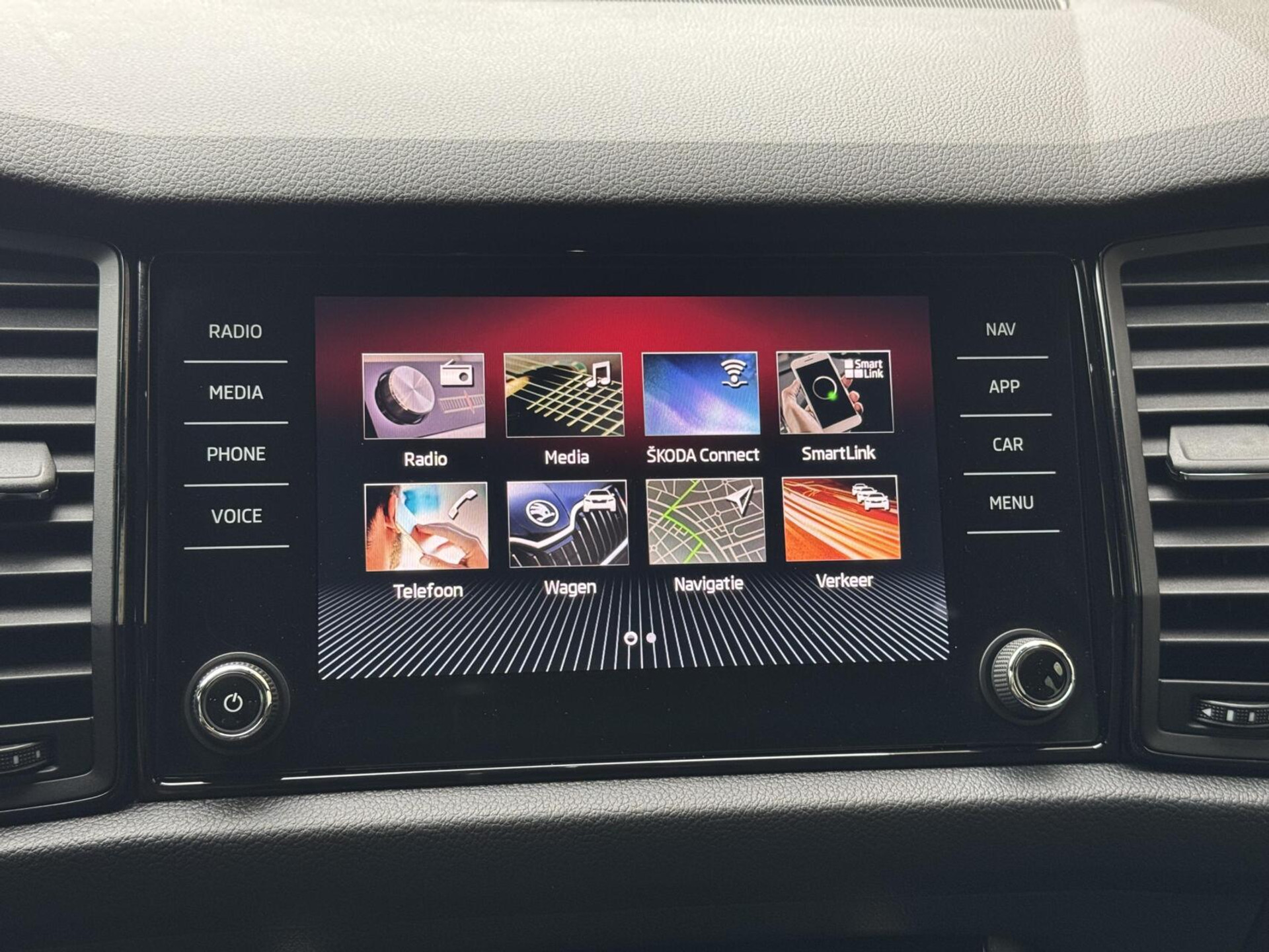 Škoda Kodiaq 1.5 TSI Sportline Automaat | Panoramadak | ACC adaptieve cruise control | 20 inch lichtmetalen velgen | Dodehoek detectie | LED koplampen | Canton HiFi | Keyless Entry&Start | Parkeersensoren voor en achter | Achteruitrijcamera 48650985-22.jpg | Timcars.nl