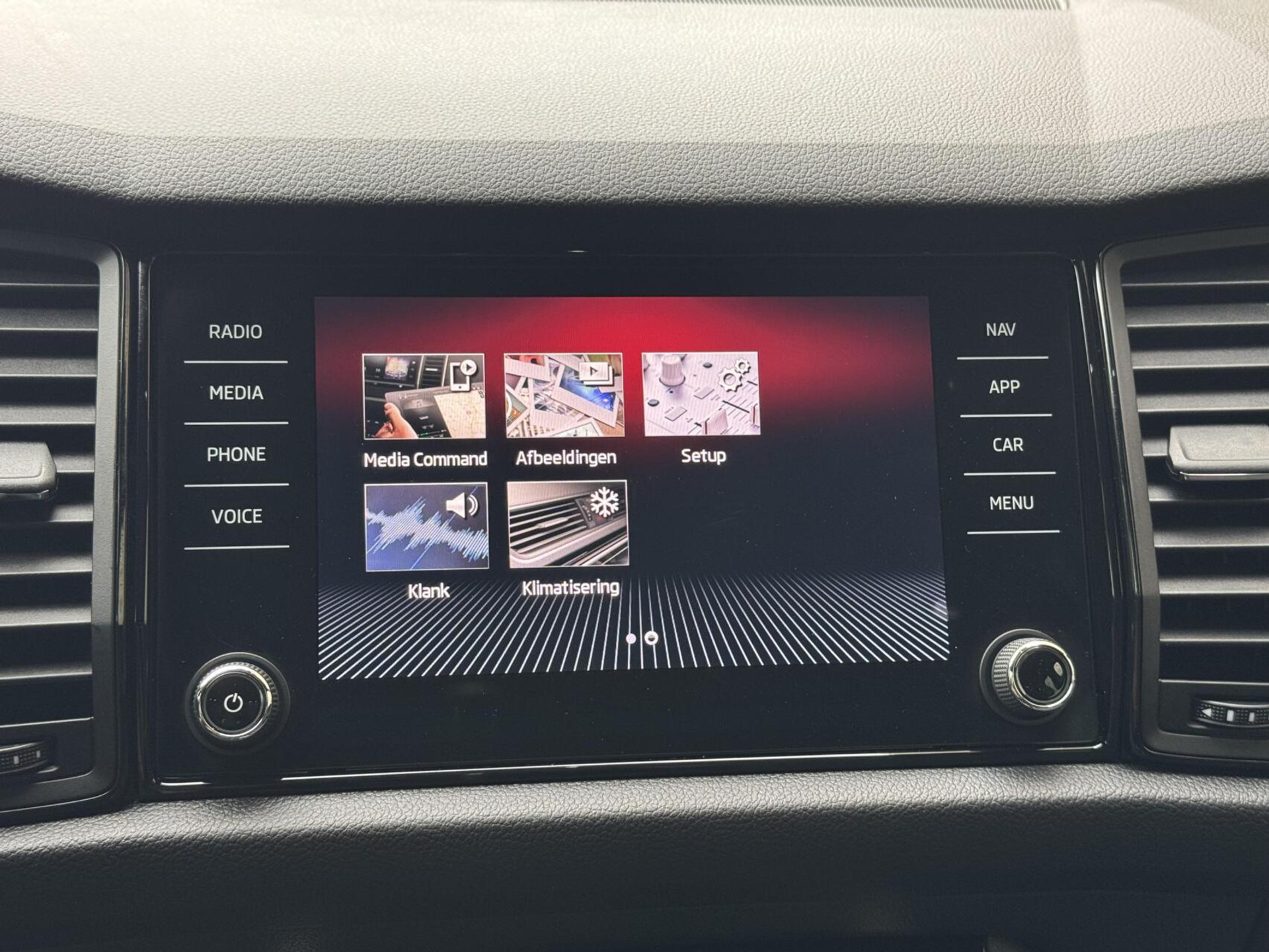 Škoda Kodiaq 1.5 TSI Sportline Automaat | Panoramadak | ACC adaptieve cruise control | 20 inch lichtmetalen velgen | Dodehoek detectie | LED koplampen | Canton HiFi | Keyless Entry&Start | Parkeersensoren voor en achter | Achteruitrijcamera 48650985-23.jpg | Timcars.nl