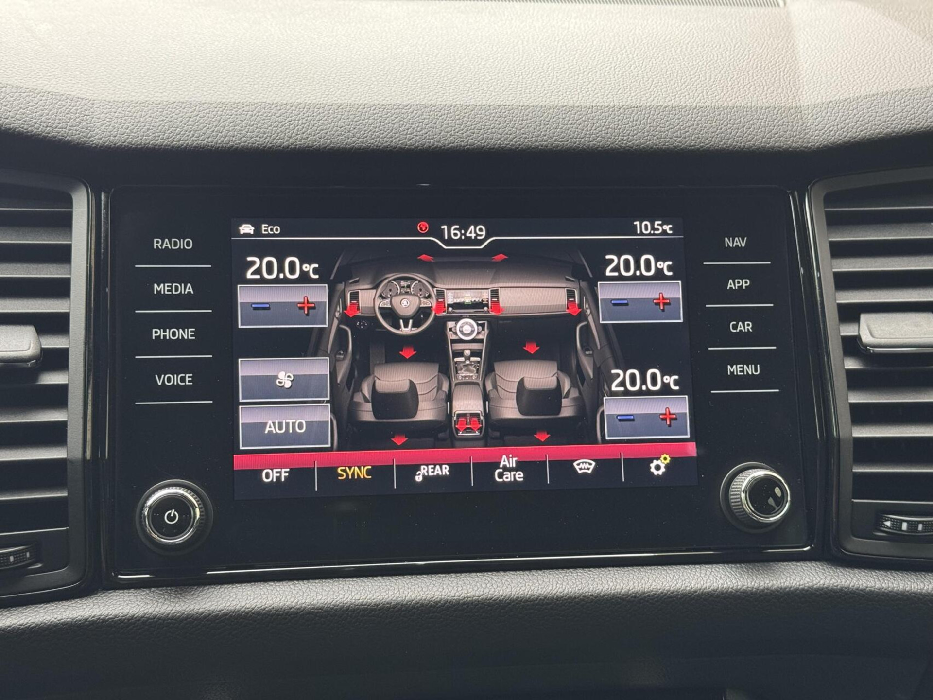 Škoda Kodiaq 1.5 TSI Sportline Automaat | Panoramadak | ACC adaptieve cruise control | 20 inch lichtmetalen velgen | Dodehoek detectie | LED koplampen | Canton HiFi | Keyless Entry&Start | Parkeersensoren voor en achter | Achteruitrijcamera 48650985-24.jpg | Timcars.nl