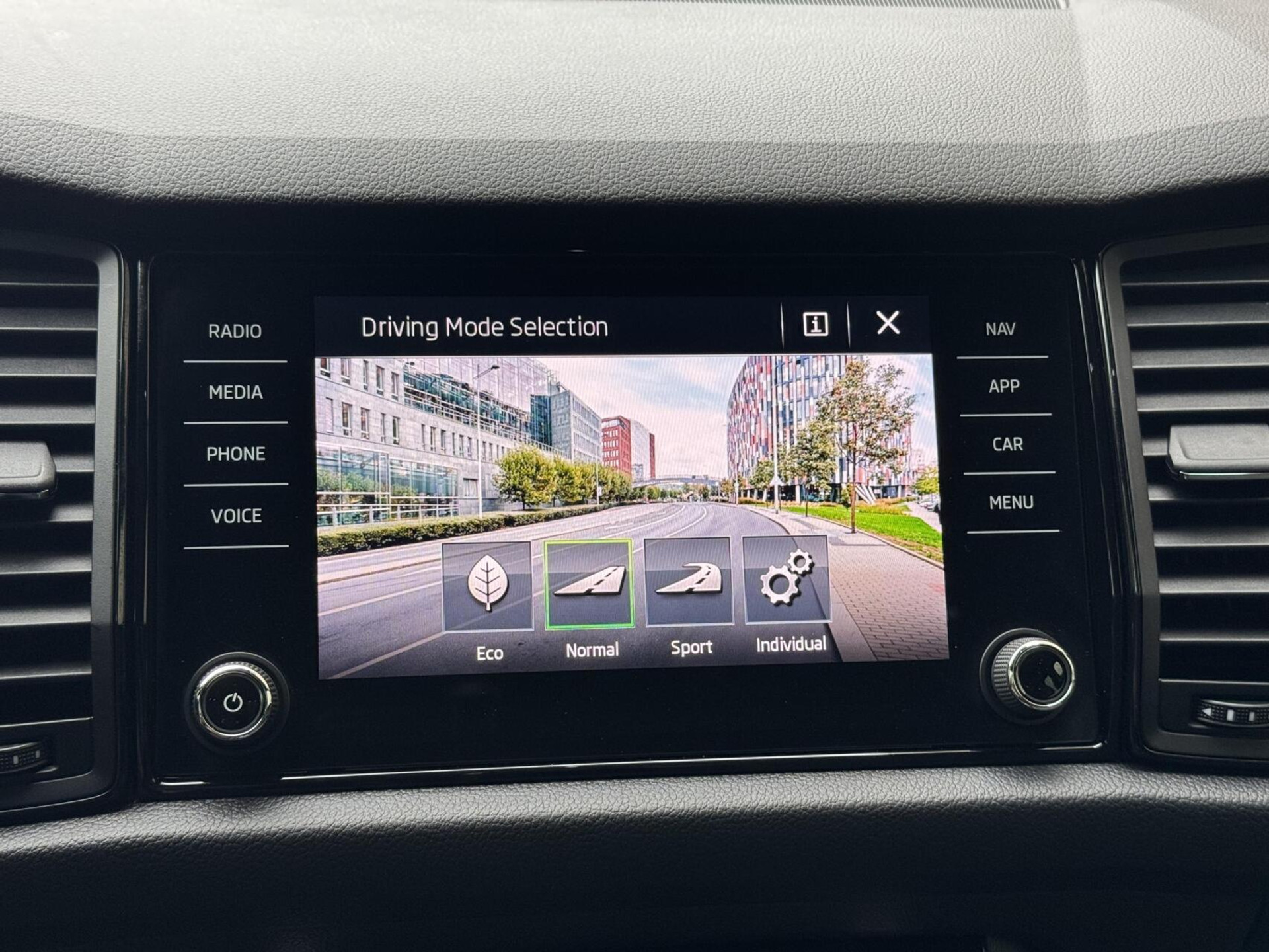 Škoda Kodiaq 1.5 TSI Sportline Automaat | Panoramadak | ACC adaptieve cruise control | 20 inch lichtmetalen velgen | Dodehoek detectie | LED koplampen | Canton HiFi | Keyless Entry&Start | Parkeersensoren voor en achter | Achteruitrijcamera 48650985-26.jpg | Timcars.nl