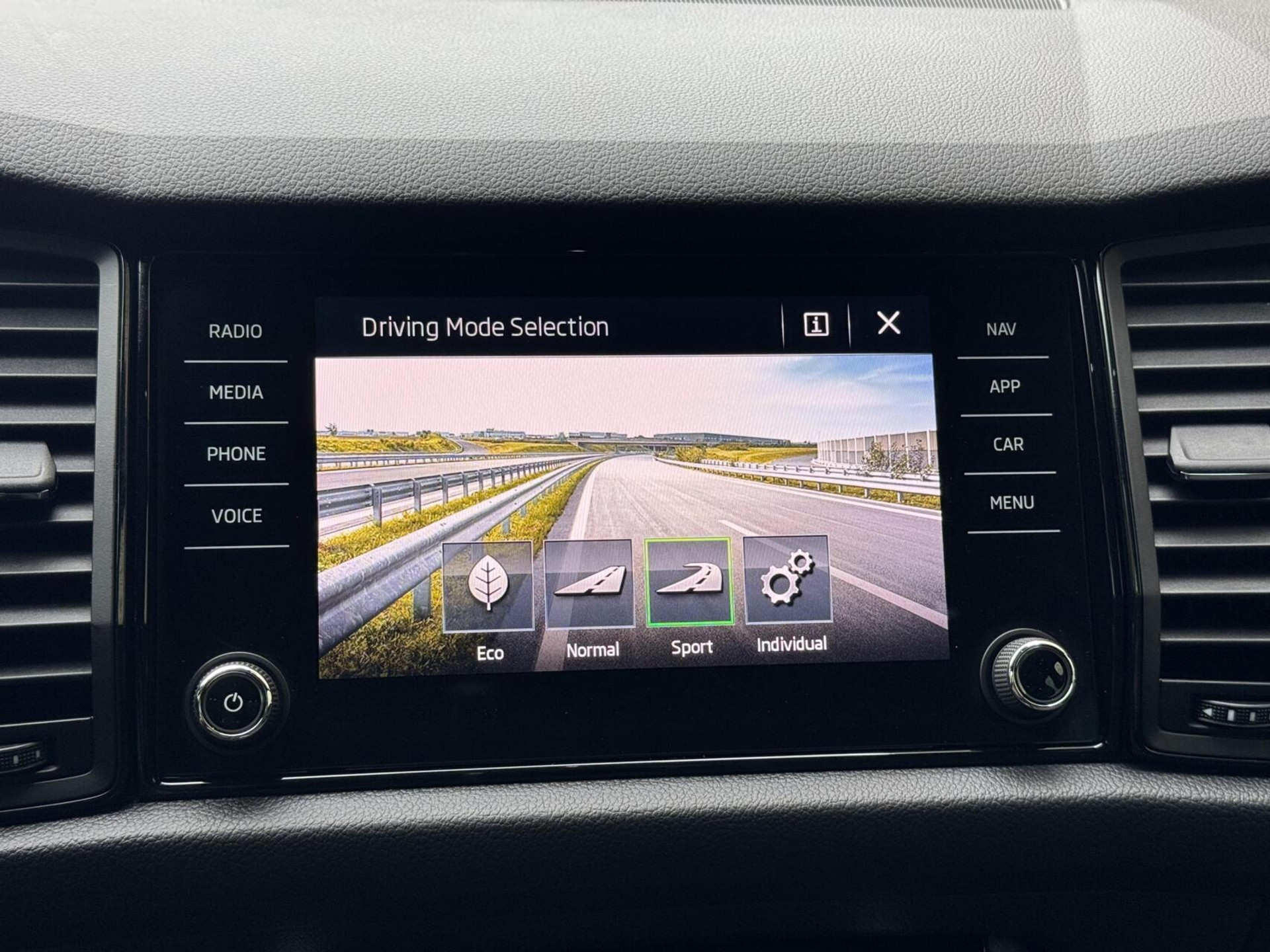 Škoda Kodiaq 1.5 TSI Sportline Automaat | Panoramadak | ACC adaptieve cruise control | 20 inch lichtmetalen velgen | Dodehoek detectie | LED koplampen | Canton HiFi | Keyless Entry&Start | Parkeersensoren voor en achter | Achteruitrijcamera 48650985-27.jpg | Timcars.nl