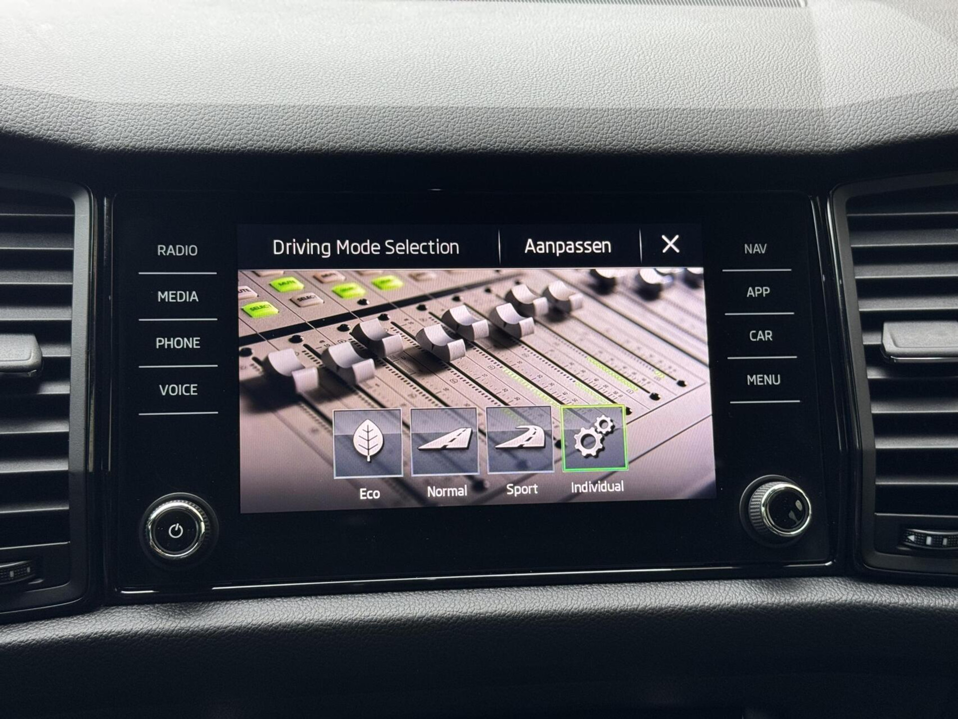 Škoda Kodiaq 1.5 TSI Sportline Automaat | Panoramadak | ACC adaptieve cruise control | 20 inch lichtmetalen velgen | Dodehoek detectie | LED koplampen | Canton HiFi | Keyless Entry&Start | Parkeersensoren voor en achter | Achteruitrijcamera 48650985-28.jpg | Timcars.nl