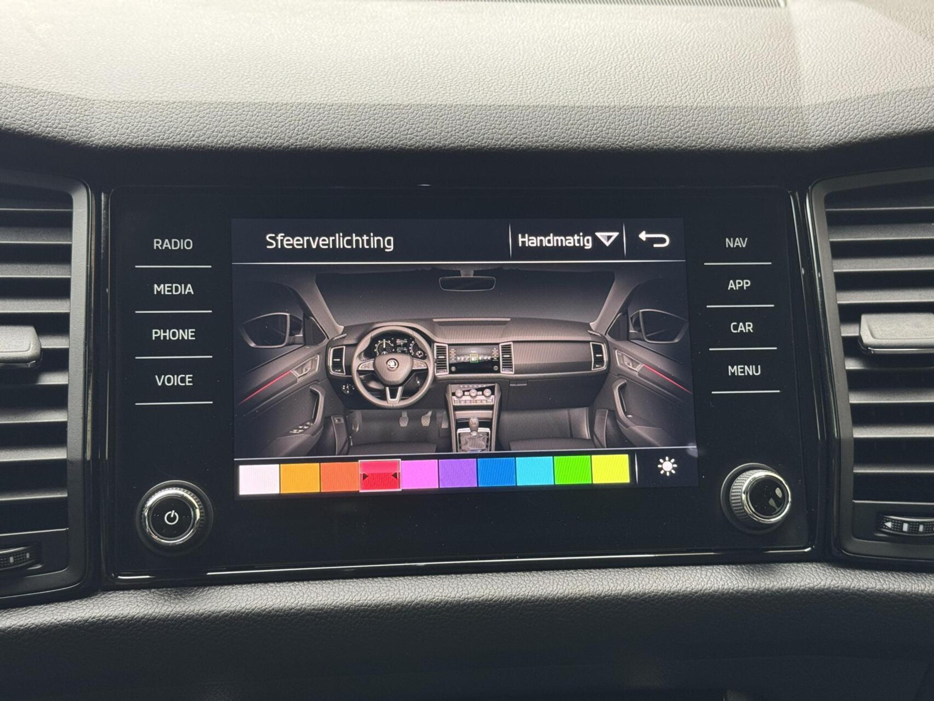Škoda Kodiaq 1.5 TSI Sportline Automaat | Panoramadak | ACC adaptieve cruise control | 20 inch lichtmetalen velgen | Dodehoek detectie | LED koplampen | Canton HiFi | Keyless Entry&Start | Parkeersensoren voor en achter | Achteruitrijcamera 48650985-29.jpg | Timcars.nl
