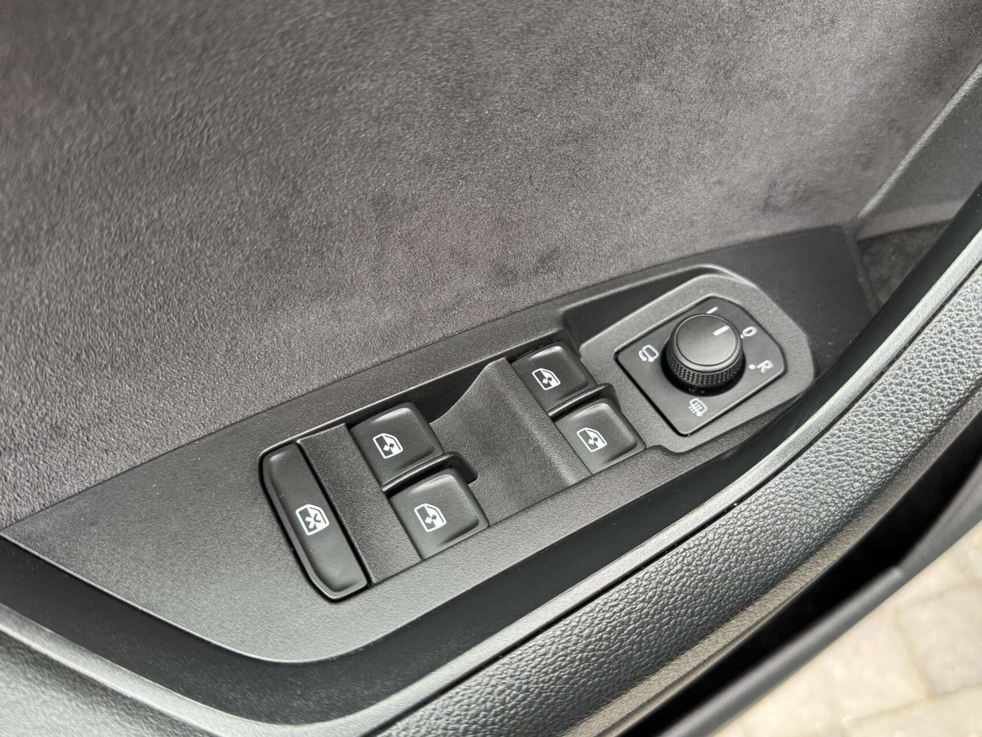 Škoda Kodiaq 1.5 TSI Sportline Automaat | Panoramadak | ACC adaptieve cruise control | 20 inch lichtmetalen velgen | Dodehoek detectie | LED koplampen | Canton HiFi | Keyless Entry&Start | Parkeersensoren voor en achter | Achteruitrijcamera 48650985-3.jpg | Timcars.nl