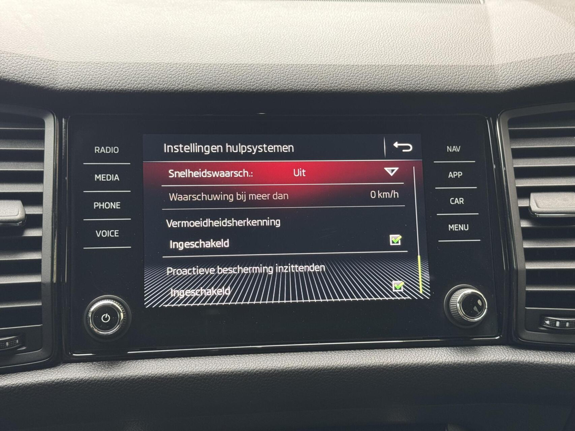 Škoda Kodiaq 1.5 TSI Sportline Automaat | Panoramadak | ACC adaptieve cruise control | 20 inch lichtmetalen velgen | Dodehoek detectie | LED koplampen | Canton HiFi | Keyless Entry&Start | Parkeersensoren voor en achter | Achteruitrijcamera 48650985-32.jpg | Timcars.nl