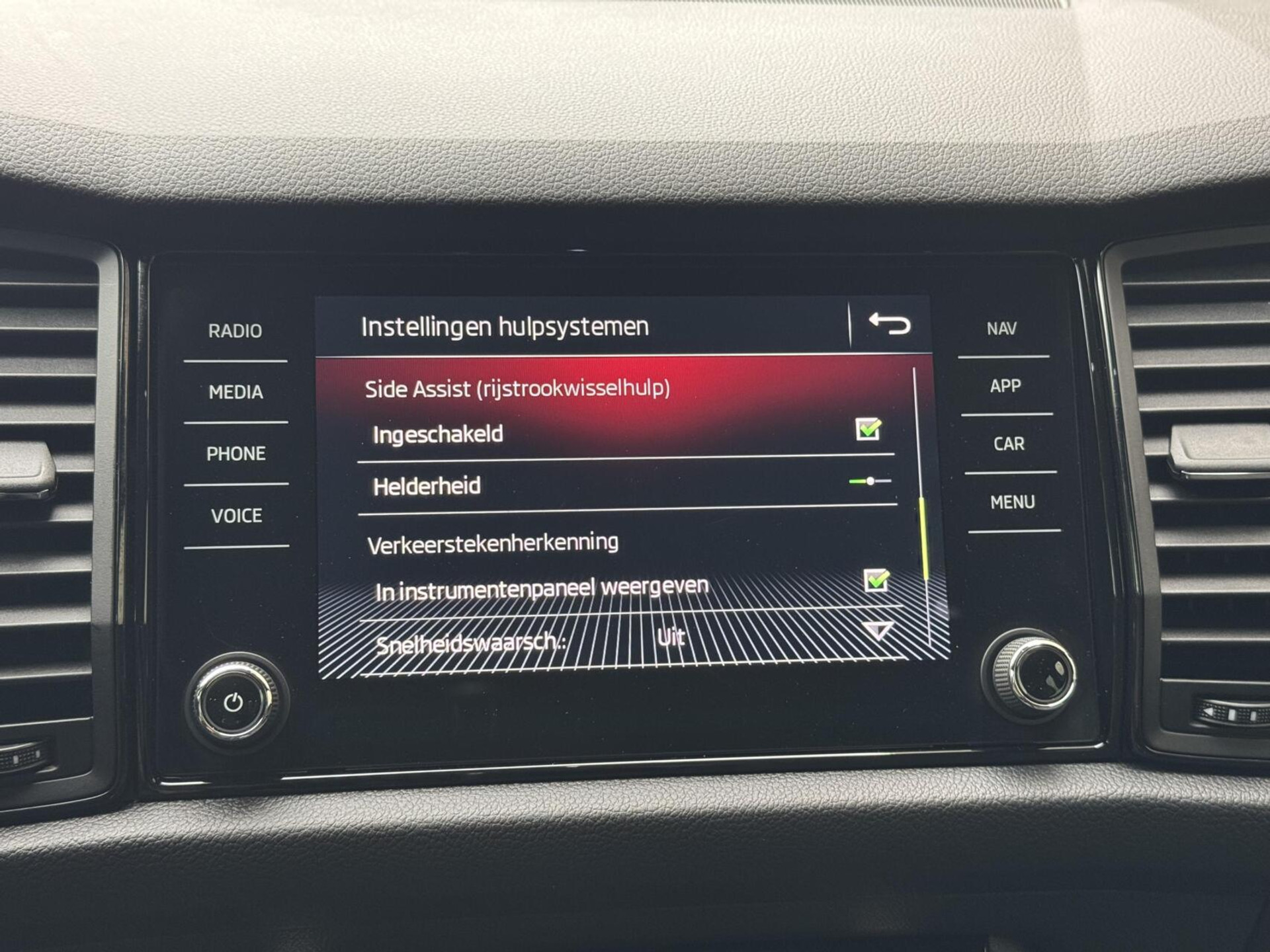 Škoda Kodiaq 1.5 TSI Sportline Automaat | Panoramadak | ACC adaptieve cruise control | 20 inch lichtmetalen velgen | Dodehoek detectie | LED koplampen | Canton HiFi | Keyless Entry&Start | Parkeersensoren voor en achter | Achteruitrijcamera 48650985-33.jpg | Timcars.nl