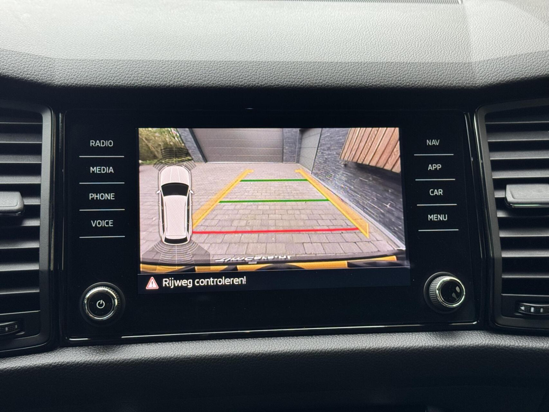 Škoda Kodiaq 1.5 TSI Sportline Automaat | Panoramadak | ACC adaptieve cruise control | 20 inch lichtmetalen velgen | Dodehoek detectie | LED koplampen | Canton HiFi | Keyless Entry&Start | Parkeersensoren voor en achter | Achteruitrijcamera 48650985-36.jpg | Timcars.nl