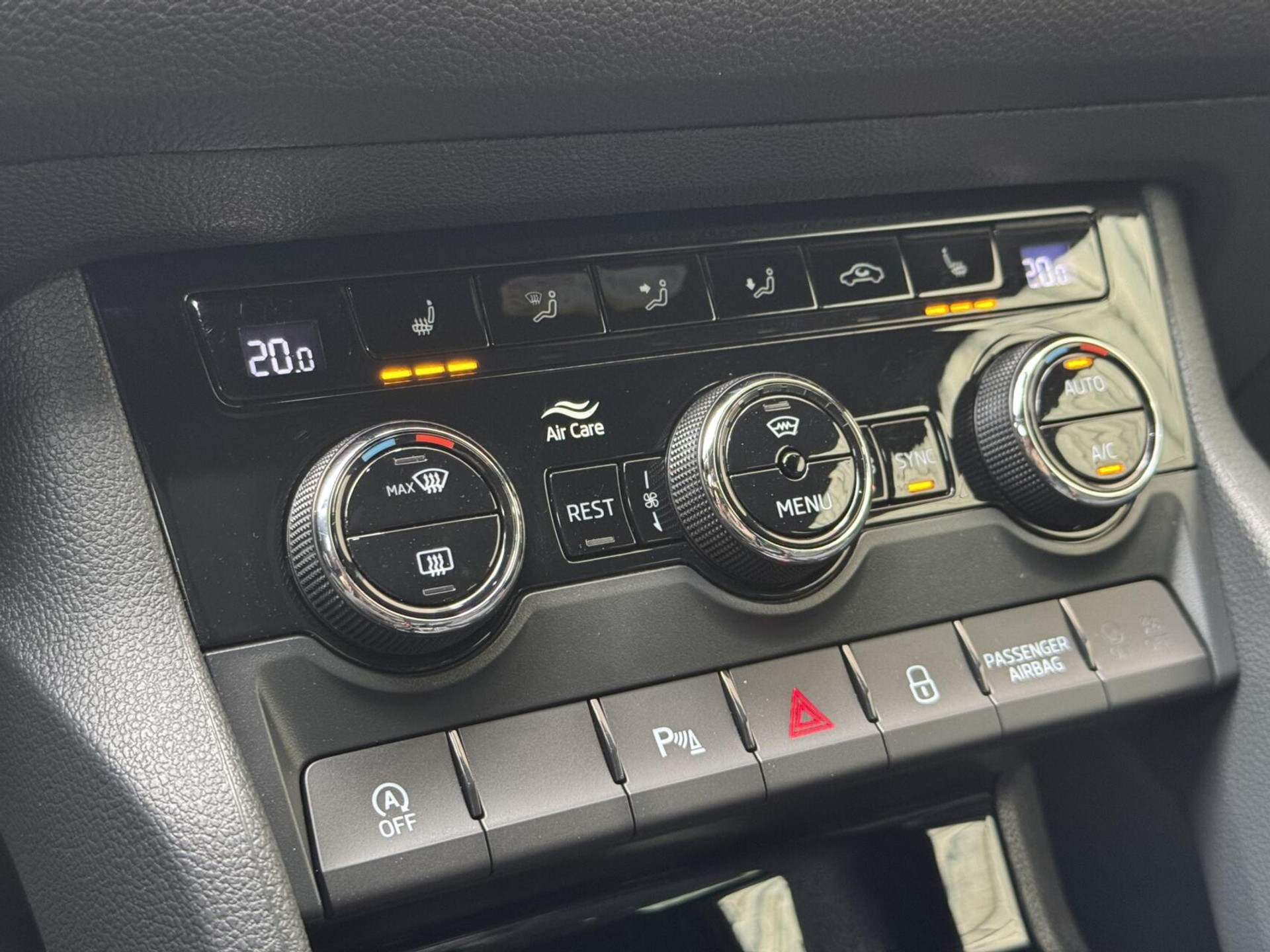 Škoda Kodiaq 1.5 TSI Sportline Automaat | Panoramadak | ACC adaptieve cruise control | 20 inch lichtmetalen velgen | Dodehoek detectie | LED koplampen | Canton HiFi | Keyless Entry&Start | Parkeersensoren voor en achter | Achteruitrijcamera 48650985-37.jpg | Timcars.nl