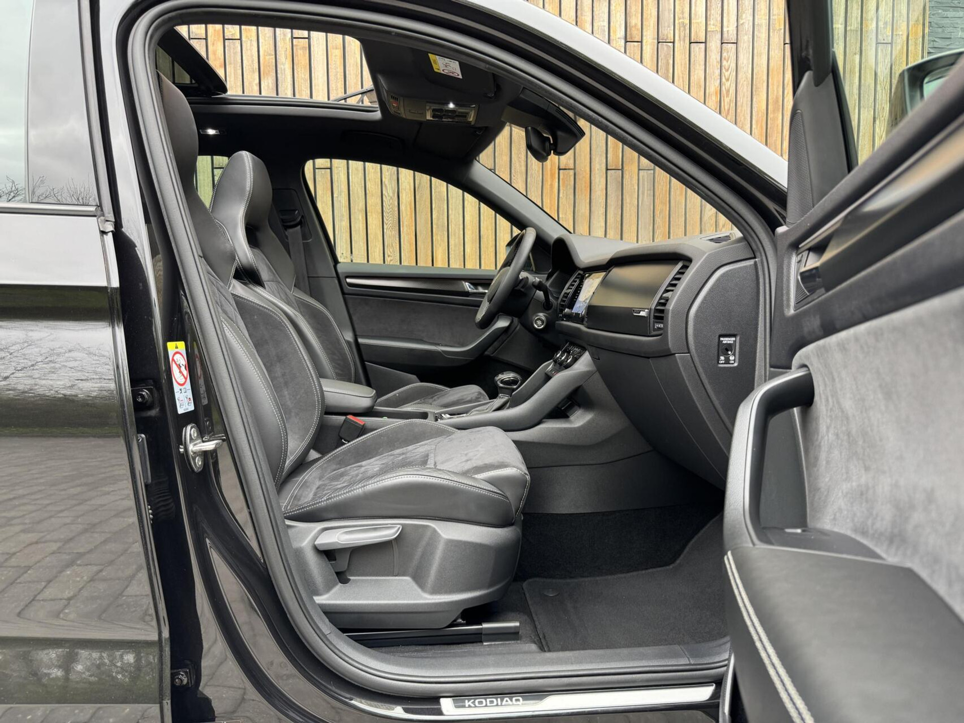 Škoda Kodiaq 1.5 TSI Sportline Automaat | Panoramadak | ACC adaptieve cruise control | 20 inch lichtmetalen velgen | Dodehoek detectie | LED koplampen | Canton HiFi | Keyless Entry&Start | Parkeersensoren voor en achter | Achteruitrijcamera 48650985-45.jpg | Timcars.nl