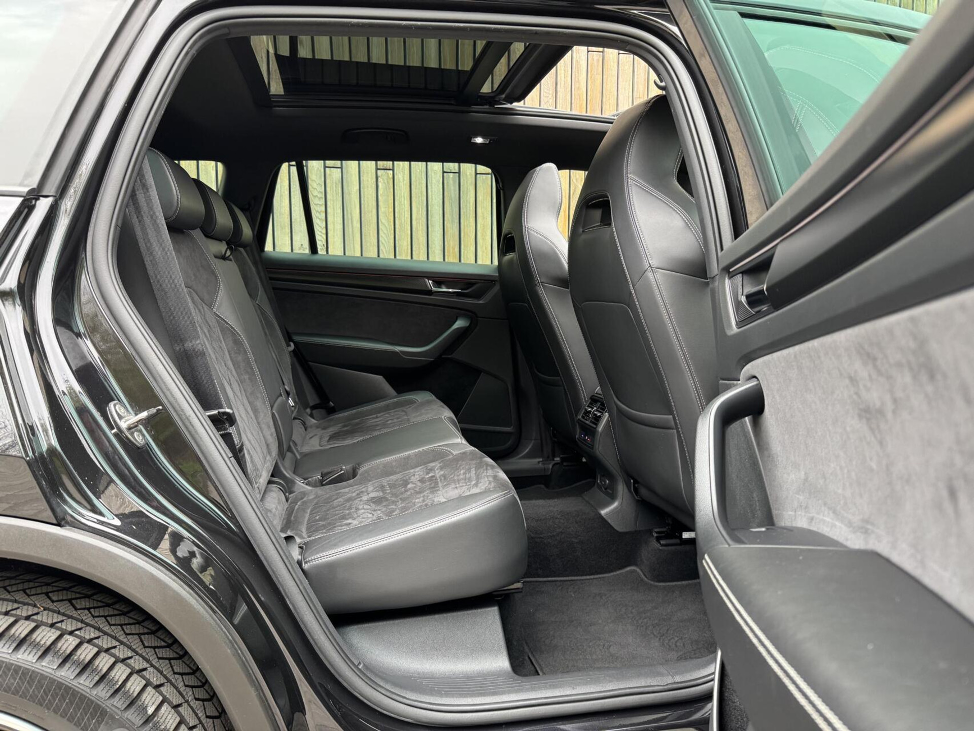 Škoda Kodiaq 1.5 TSI Sportline Automaat | Panoramadak | ACC adaptieve cruise control | 20 inch lichtmetalen velgen | Dodehoek detectie | LED koplampen | Canton HiFi | Keyless Entry&Start | Parkeersensoren voor en achter | Achteruitrijcamera 48650985-49.jpg | Timcars.nl