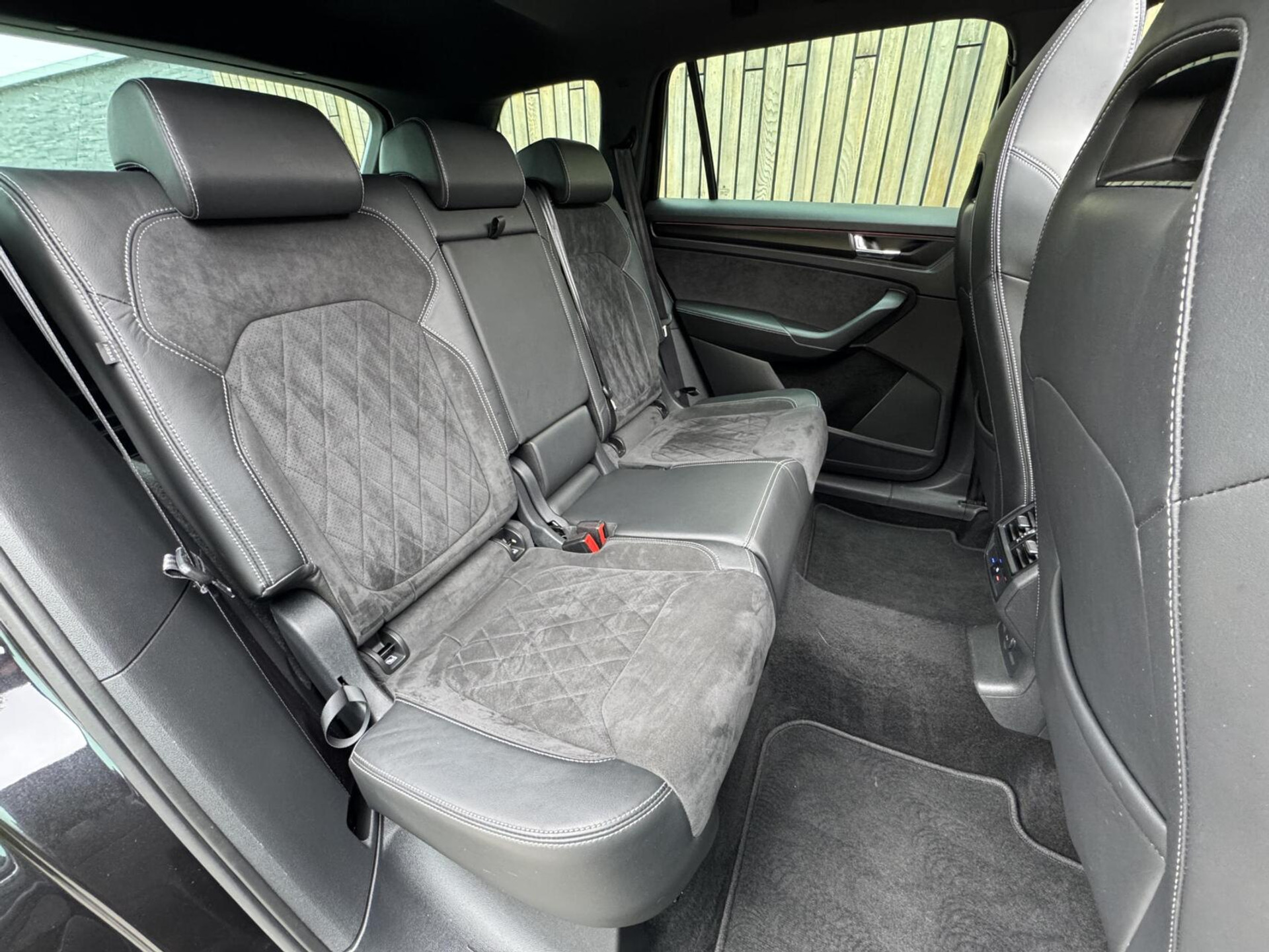 Škoda Kodiaq 1.5 TSI Sportline Automaat | Panoramadak | ACC adaptieve cruise control | 20 inch lichtmetalen velgen | Dodehoek detectie | LED koplampen | Canton HiFi | Keyless Entry&Start | Parkeersensoren voor en achter | Achteruitrijcamera 48650985-50.jpg | Timcars.nl