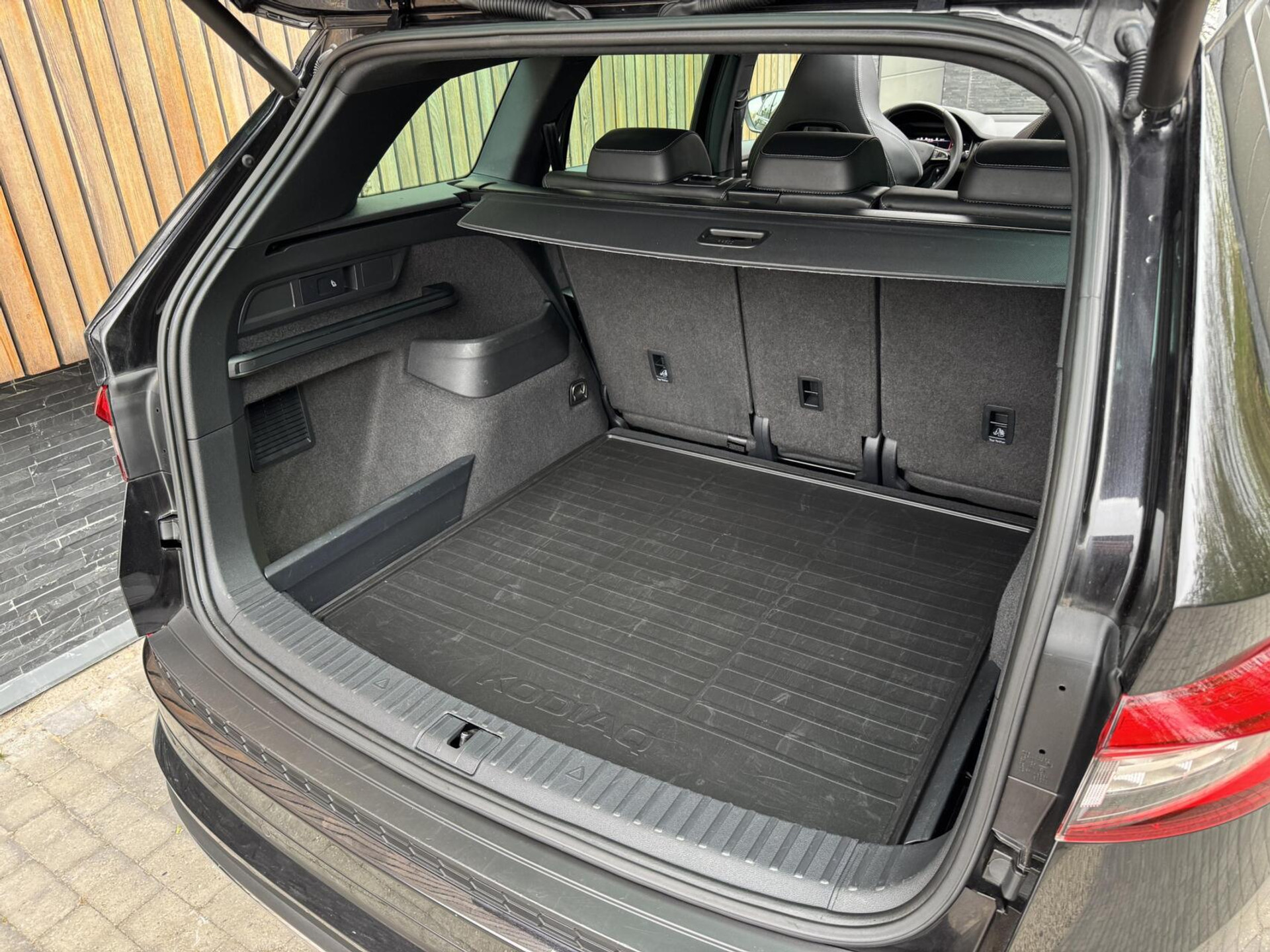 Škoda Kodiaq 1.5 TSI Sportline Automaat | Panoramadak | ACC adaptieve cruise control | 20 inch lichtmetalen velgen | Dodehoek detectie | LED koplampen | Canton HiFi | Keyless Entry&Start | Parkeersensoren voor en achter | Achteruitrijcamera 48650985-54.jpg | Timcars.nl