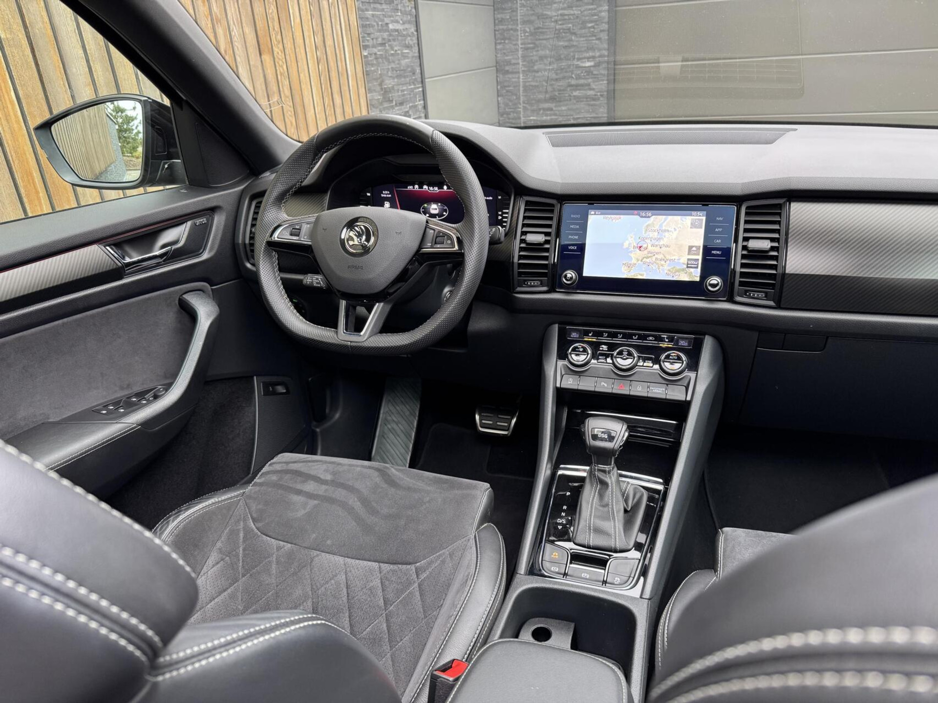 Škoda Kodiaq 1.5 TSI Sportline Automaat | Panoramadak | ACC adaptieve cruise control | 20 inch lichtmetalen velgen | Dodehoek detectie | LED koplampen | Canton HiFi | Keyless Entry&Start | Parkeersensoren voor en achter | Achteruitrijcamera 48650985-56.jpg | Timcars.nl