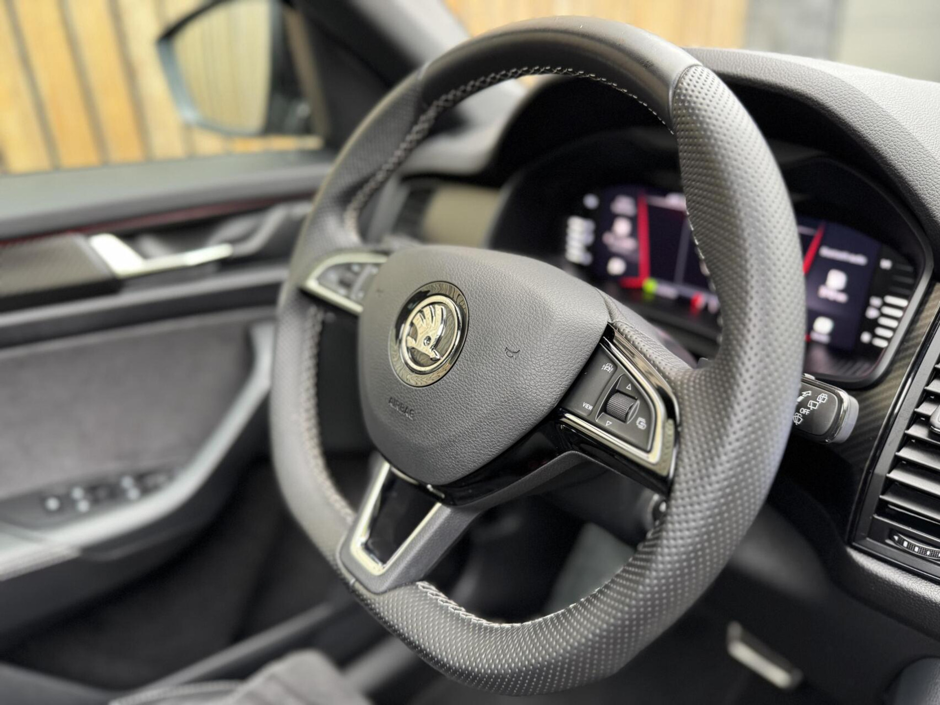 Škoda Kodiaq 1.5 TSI Sportline Automaat | Panoramadak | ACC adaptieve cruise control | 20 inch lichtmetalen velgen | Dodehoek detectie | LED koplampen | Canton HiFi | Keyless Entry&Start | Parkeersensoren voor en achter | Achteruitrijcamera 48650985-61.jpg | Timcars.nl