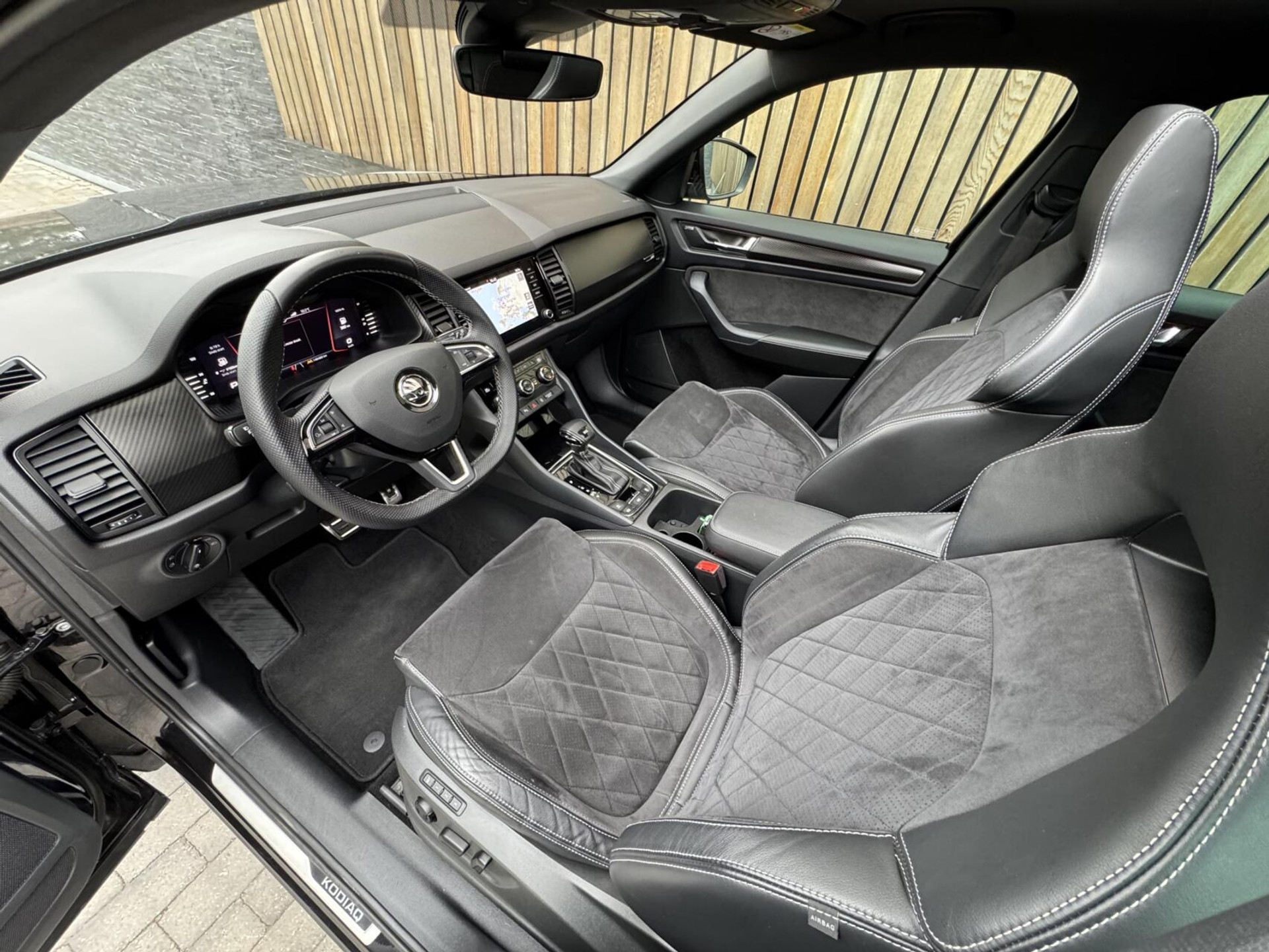 Škoda Kodiaq 1.5 TSI Sportline Automaat | Panoramadak | ACC adaptieve cruise control | 20 inch lichtmetalen velgen | Dodehoek detectie | LED koplampen | Canton HiFi | Keyless Entry&Start | Parkeersensoren voor en achter | Achteruitrijcamera 48650985-7.jpg | Timcars.nl