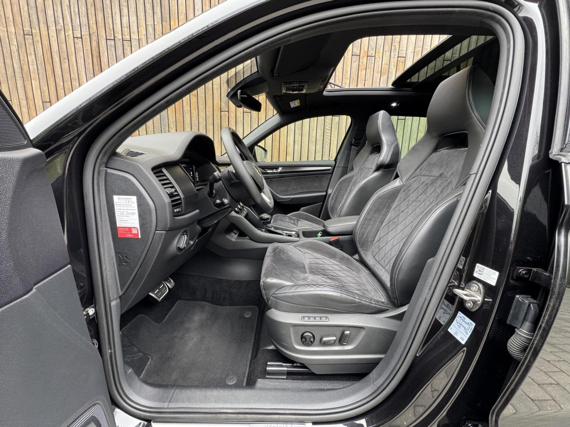 Škoda Kodiaq 1.5 TSI Sportline Automaat | Panoramadak | ACC adaptieve cruise control | 20 inch lichtmetalen velgen | Dodehoek detectie | LED koplampen | Canton HiFi | Keyless Entry&Start | Parkeersensoren voor en achter | Achteruitrijcamera 48650985-8.jpg | Timcars.nl