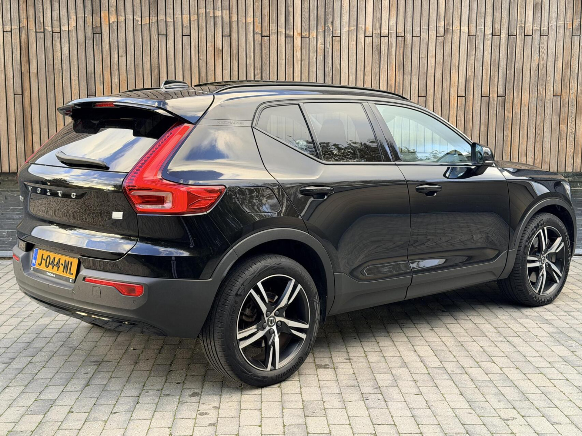 Volvo XC40 1.5 T4 Recharge R-Design Automaat | Panoramadak | LED verlichting | Sportstoelen leer | DAB | Apple CarPlay | 360 graden camera | Cruise control adaptief & Pilot Assist | harman/kardon Audio | Parkeersensoren voor en achter 48727679-1.jpg | Timcars.nl
