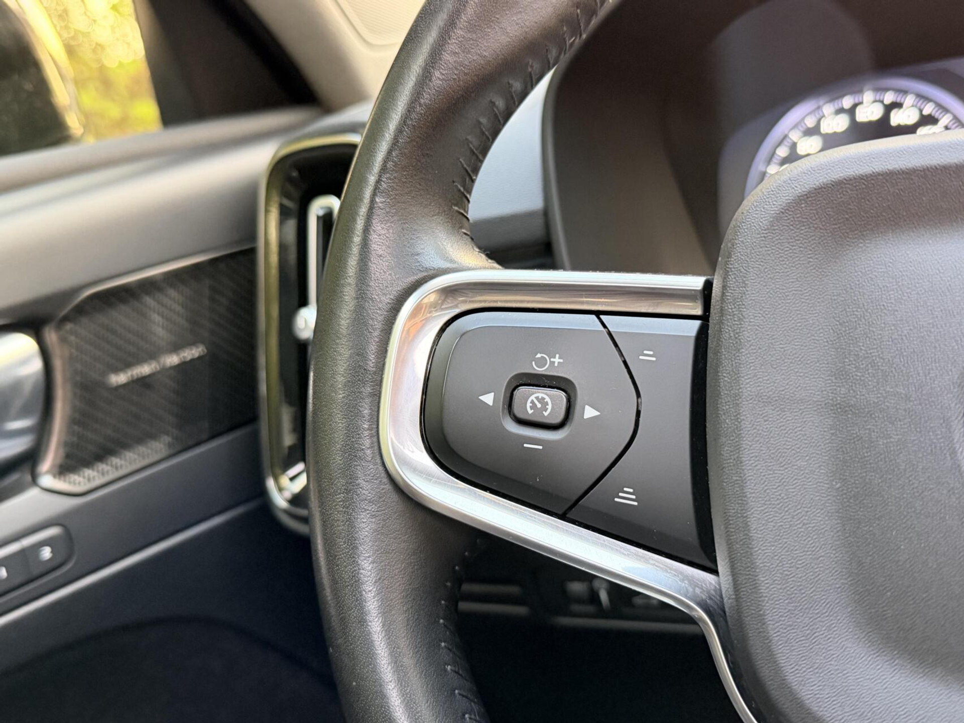 Volvo XC40 1.5 T4 Recharge R-Design Automaat | Panoramadak | LED verlichting | Sportstoelen leer | DAB | Apple CarPlay | 360 graden camera | Cruise control adaptief & Pilot Assist | harman/kardon Audio | Parkeersensoren voor en achter 48727679-10.jpg | Timcars.nl