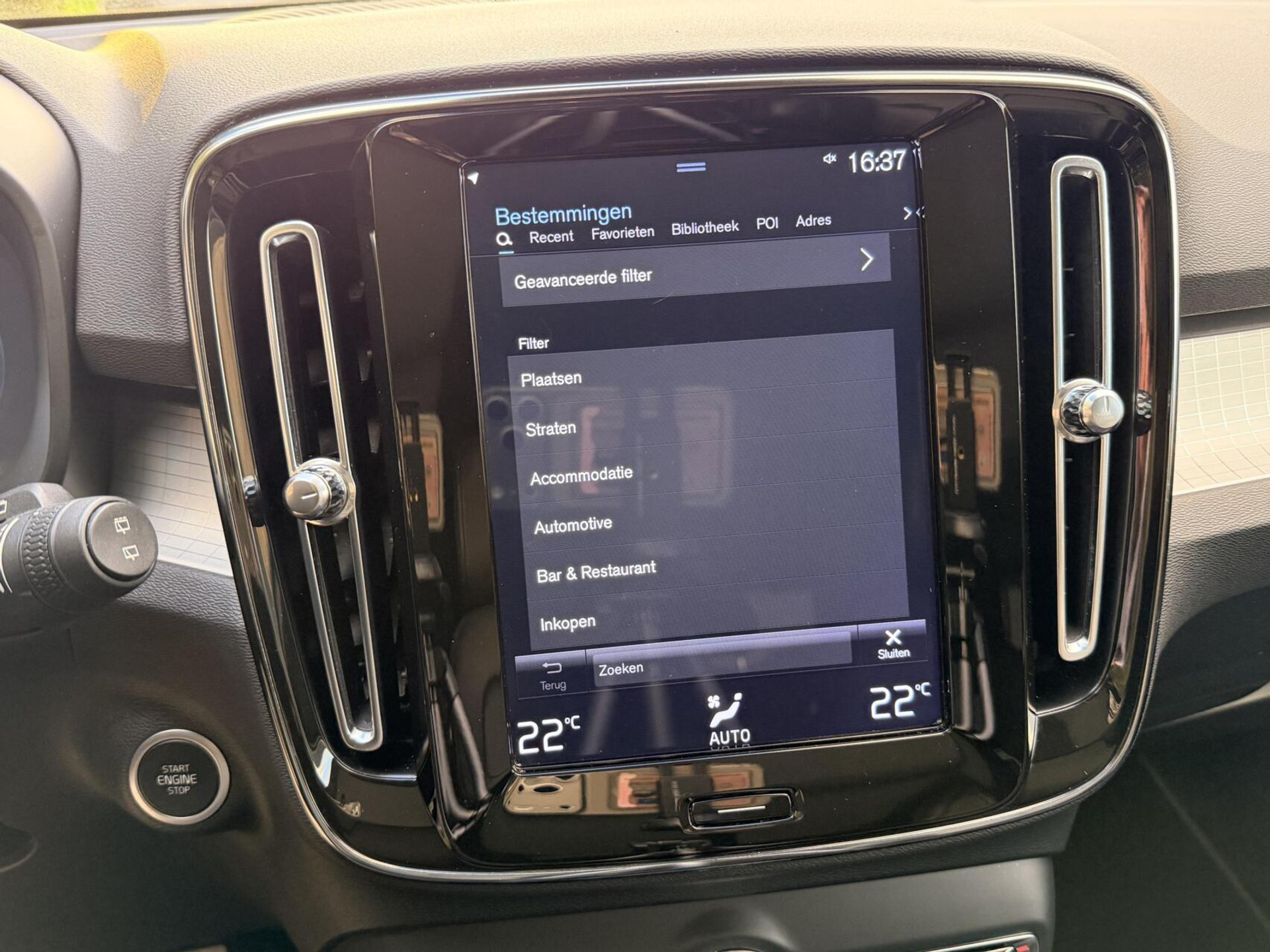 Volvo XC40 1.5 T4 Recharge R-Design Automaat | Panoramadak | LED verlichting | Sportstoelen leer | DAB | Apple CarPlay | 360 graden camera | Cruise control adaptief & Pilot Assist | harman/kardon Audio | Parkeersensoren voor en achter 48727679-15.jpg | Timcars.nl