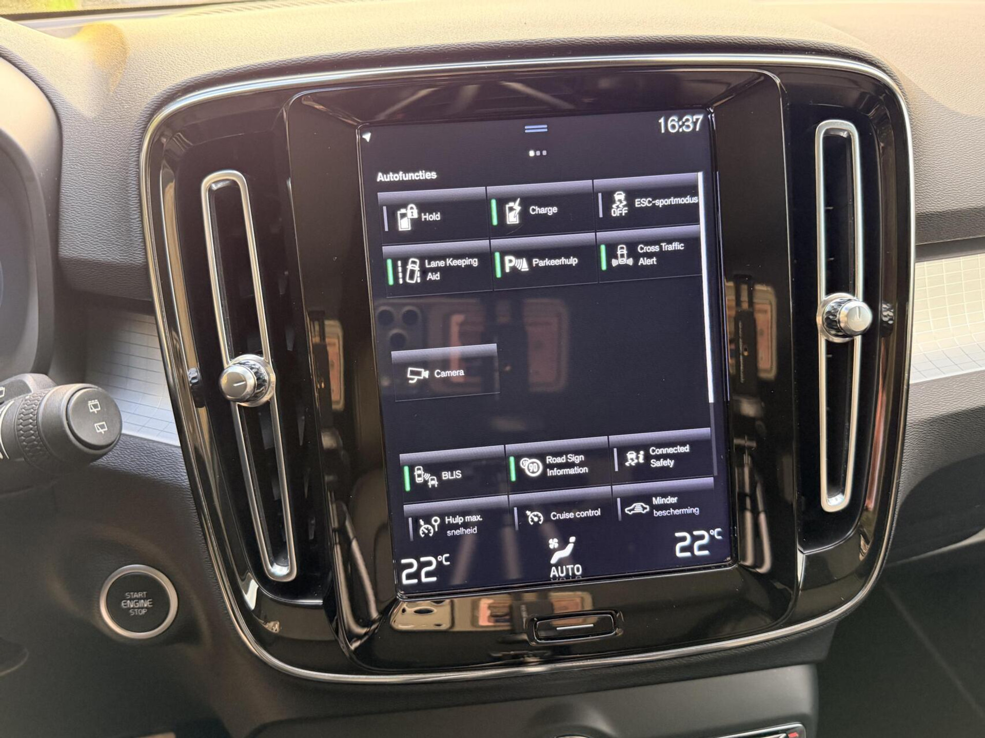 Volvo XC40 1.5 T4 Recharge R-Design Automaat | Panoramadak | LED verlichting | Sportstoelen leer | DAB | Apple CarPlay | 360 graden camera | Cruise control adaptief & Pilot Assist | harman/kardon Audio | Parkeersensoren voor en achter 48727679-23.jpg | Timcars.nl