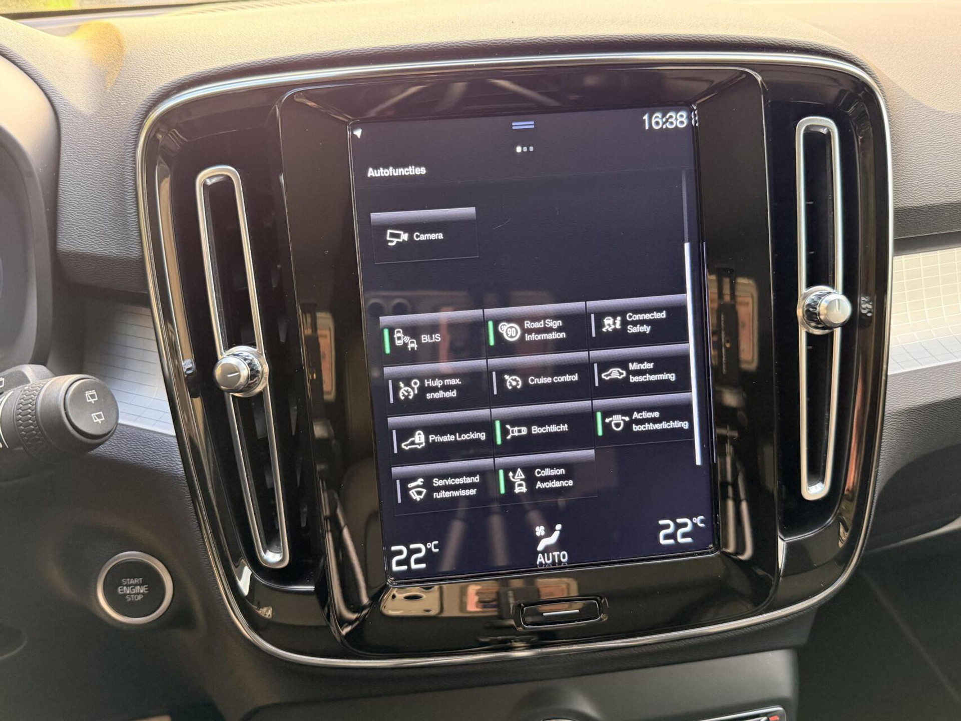 Volvo XC40 1.5 T4 Recharge R-Design Automaat | Panoramadak | LED verlichting | Sportstoelen leer | DAB | Apple CarPlay | 360 graden camera | Cruise control adaptief & Pilot Assist | harman/kardon Audio | Parkeersensoren voor en achter 48727679-24.jpg | Timcars.nl