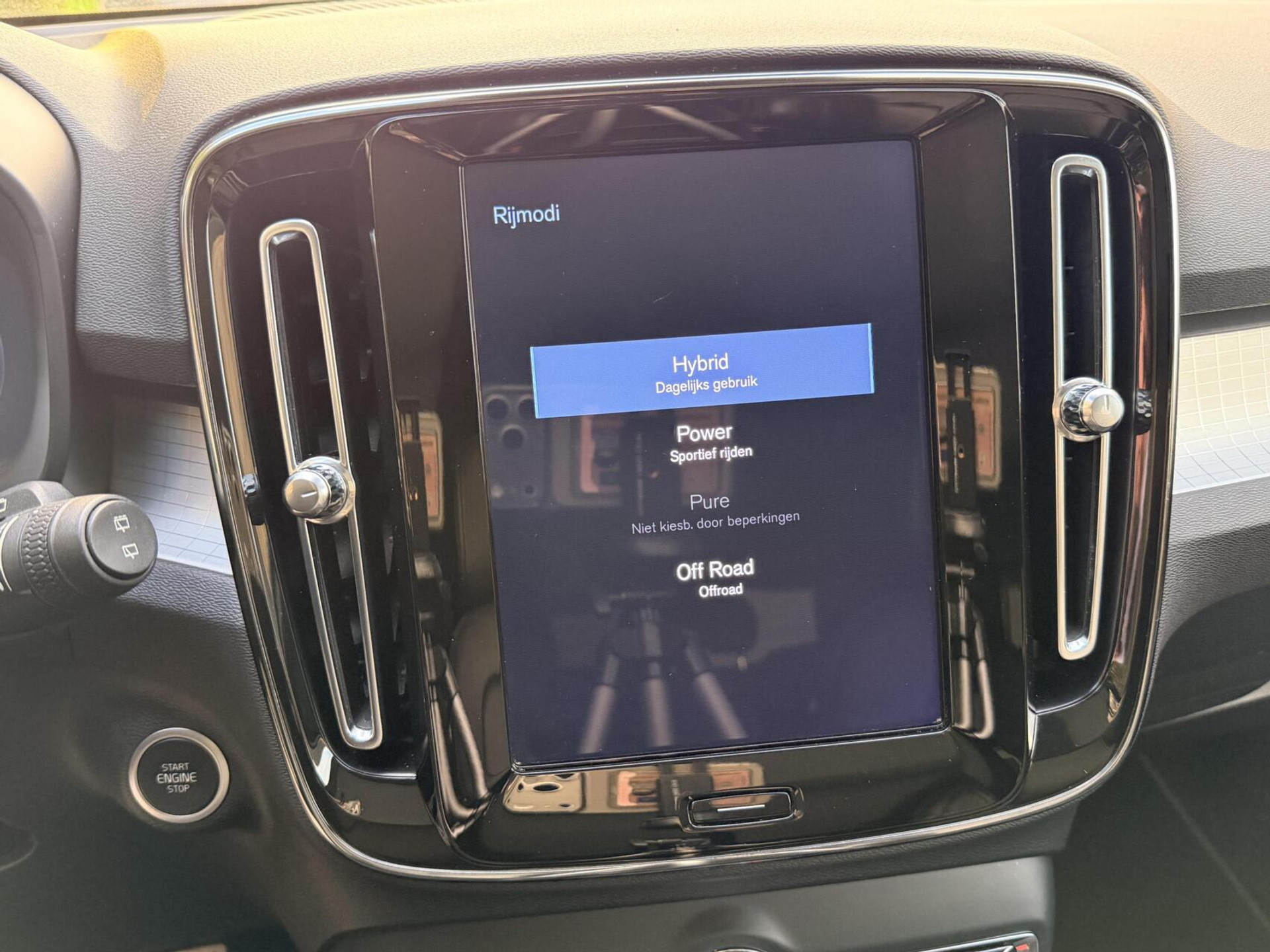 Volvo XC40 1.5 T4 Recharge R-Design Automaat | Panoramadak | LED verlichting | Sportstoelen leer | DAB | Apple CarPlay | 360 graden camera | Cruise control adaptief & Pilot Assist | harman/kardon Audio | Parkeersensoren voor en achter 48727679-26.jpg | Timcars.nl