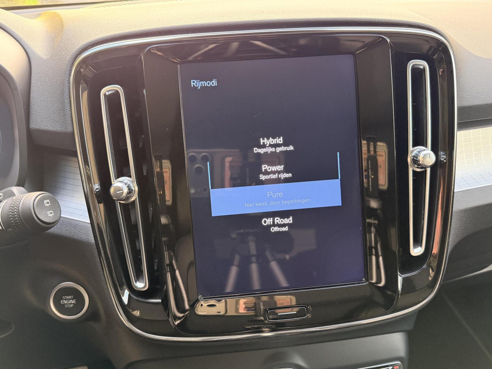 Volvo XC40 1.5 T4 Recharge R-Design Automaat | Panoramadak | LED verlichting | Sportstoelen leer | DAB | Apple CarPlay | 360 graden camera | Cruise control adaptief & Pilot Assist | harman/kardon Audio | Parkeersensoren voor en achter 48727679-28.jpg | Timcars.nl
