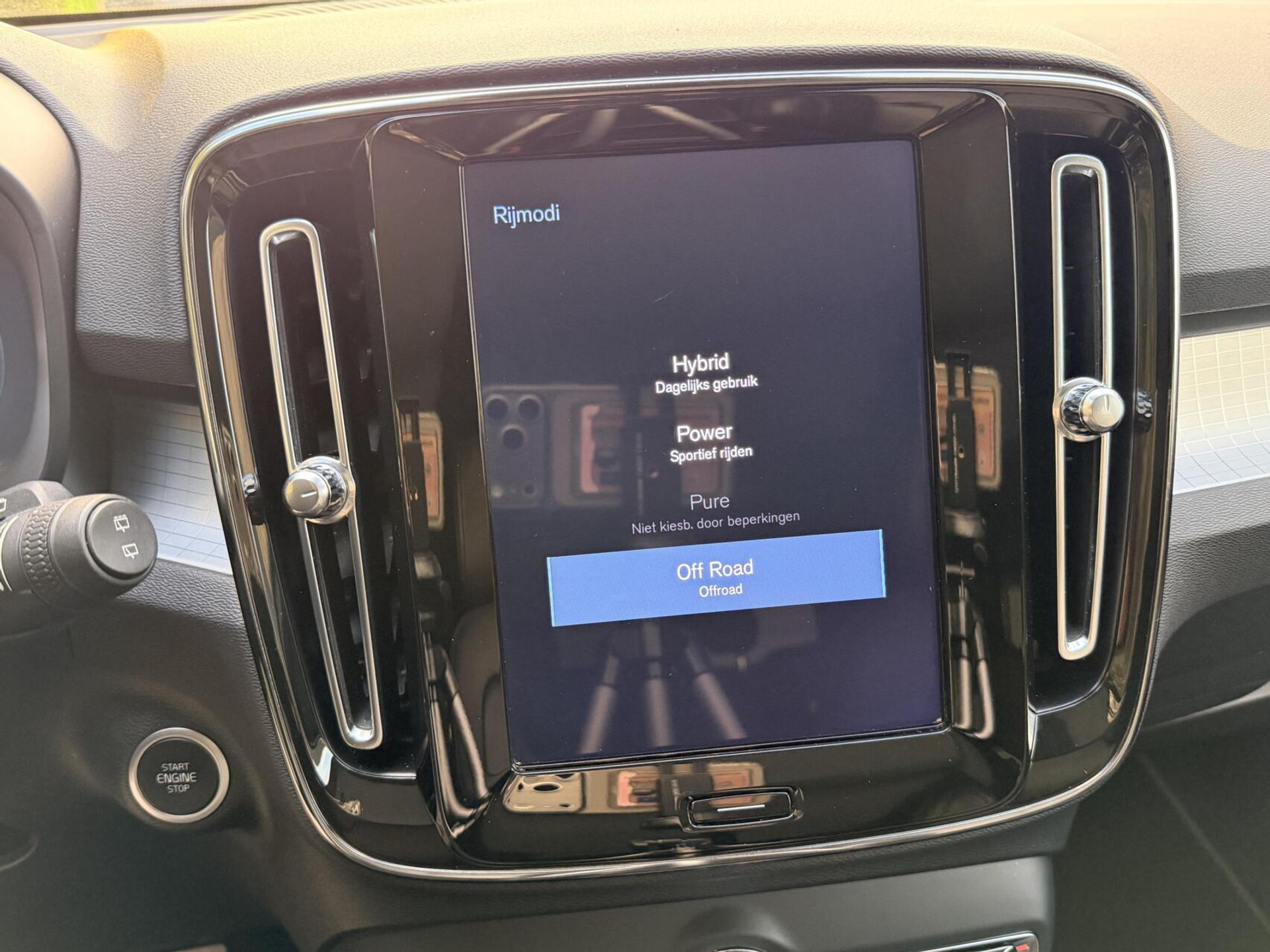 Volvo XC40 1.5 T4 Recharge R-Design Automaat | Panoramadak | LED verlichting | Sportstoelen leer | DAB | Apple CarPlay | 360 graden camera | Cruise control adaptief & Pilot Assist | harman/kardon Audio | Parkeersensoren voor en achter 48727679-29.jpg | Timcars.nl