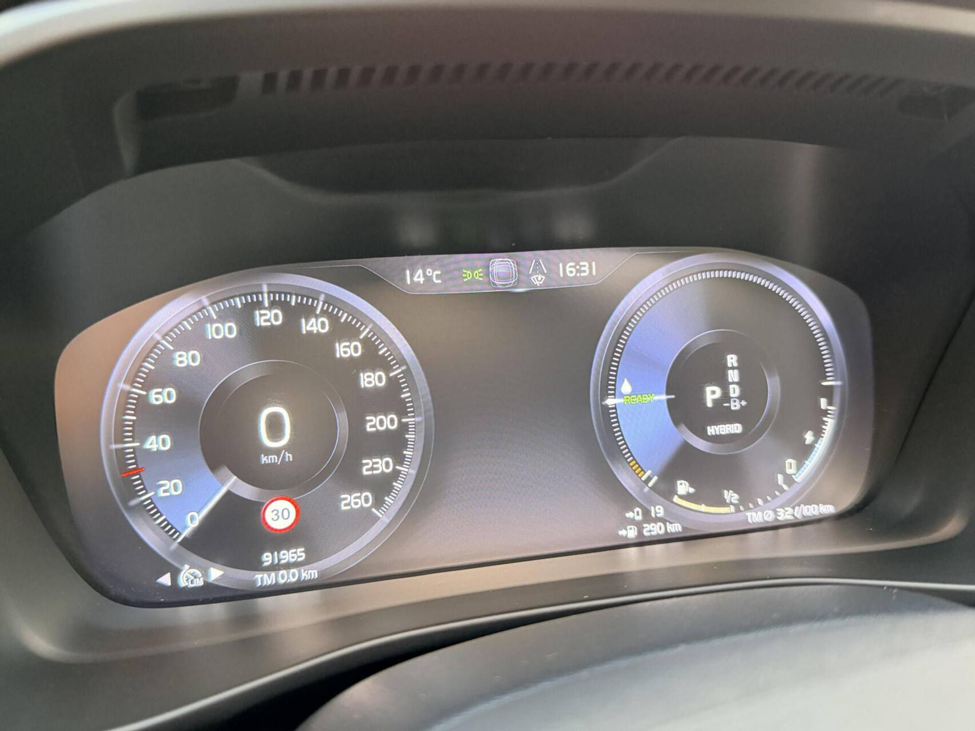 Volvo XC40 1.5 T4 Recharge R-Design Automaat | Panoramadak | LED verlichting | Sportstoelen leer | DAB | Apple CarPlay | 360 graden camera | Cruise control adaptief & Pilot Assist | harman/kardon Audio | Parkeersensoren voor en achter 48727679-3.jpg | Timcars.nl