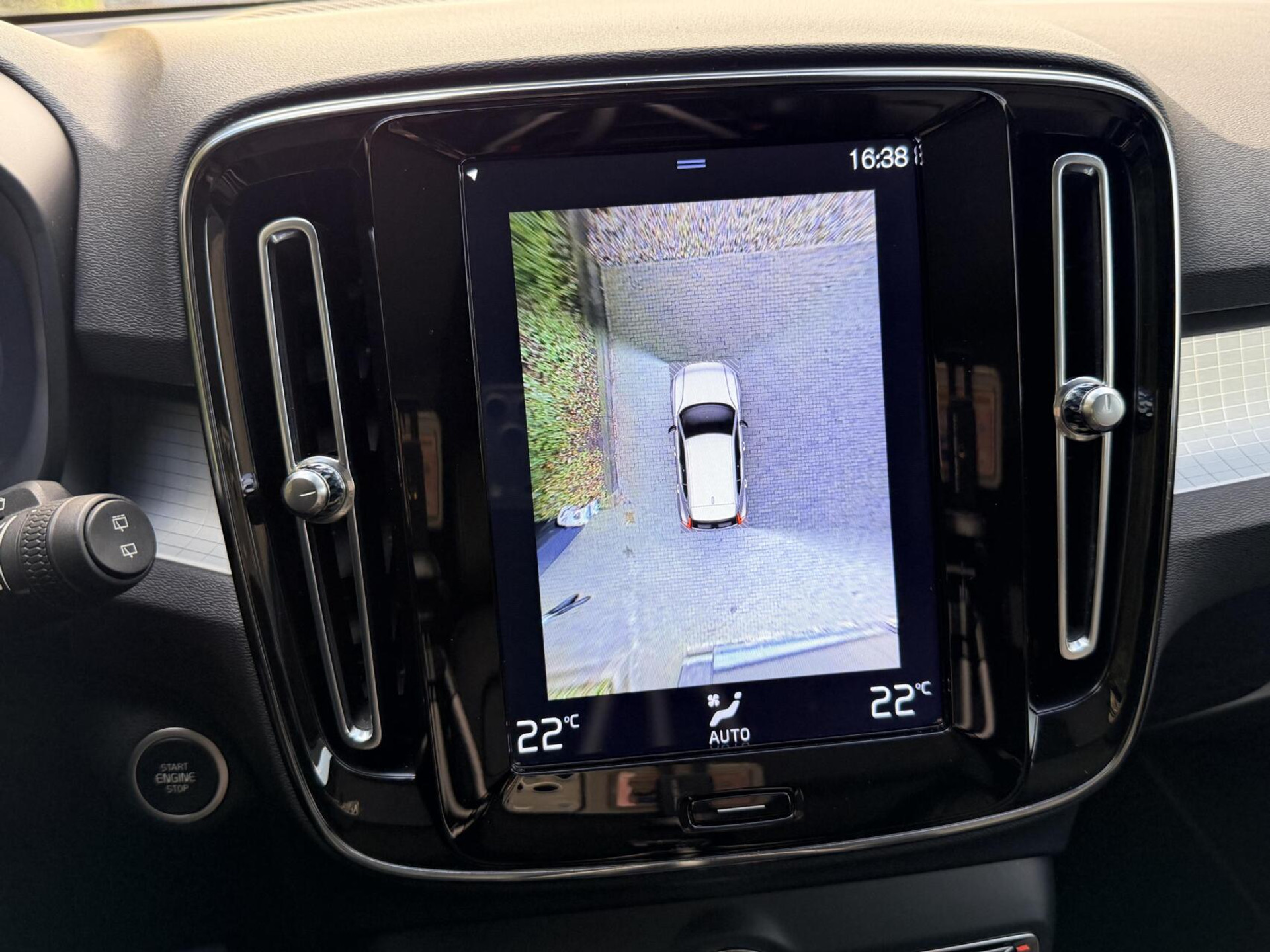 Volvo XC40 1.5 T4 Recharge R-Design Automaat | Panoramadak | LED verlichting | Sportstoelen leer | DAB | Apple CarPlay | 360 graden camera | Cruise control adaptief & Pilot Assist | harman/kardon Audio | Parkeersensoren voor en achter 48727679-30.jpg | Timcars.nl