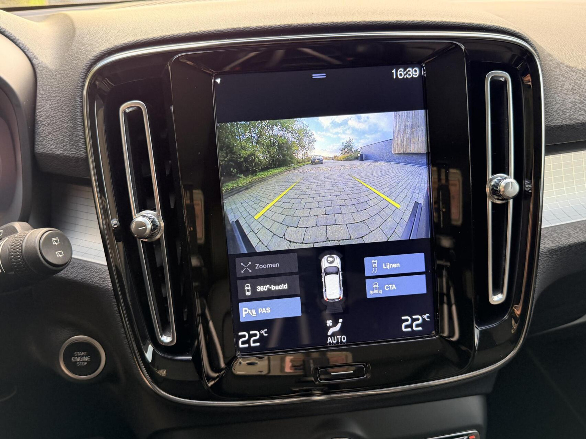 Volvo XC40 1.5 T4 Recharge R-Design Automaat | Panoramadak | LED verlichting | Sportstoelen leer | DAB | Apple CarPlay | 360 graden camera | Cruise control adaptief & Pilot Assist | harman/kardon Audio | Parkeersensoren voor en achter 48727679-31.jpg | Timcars.nl