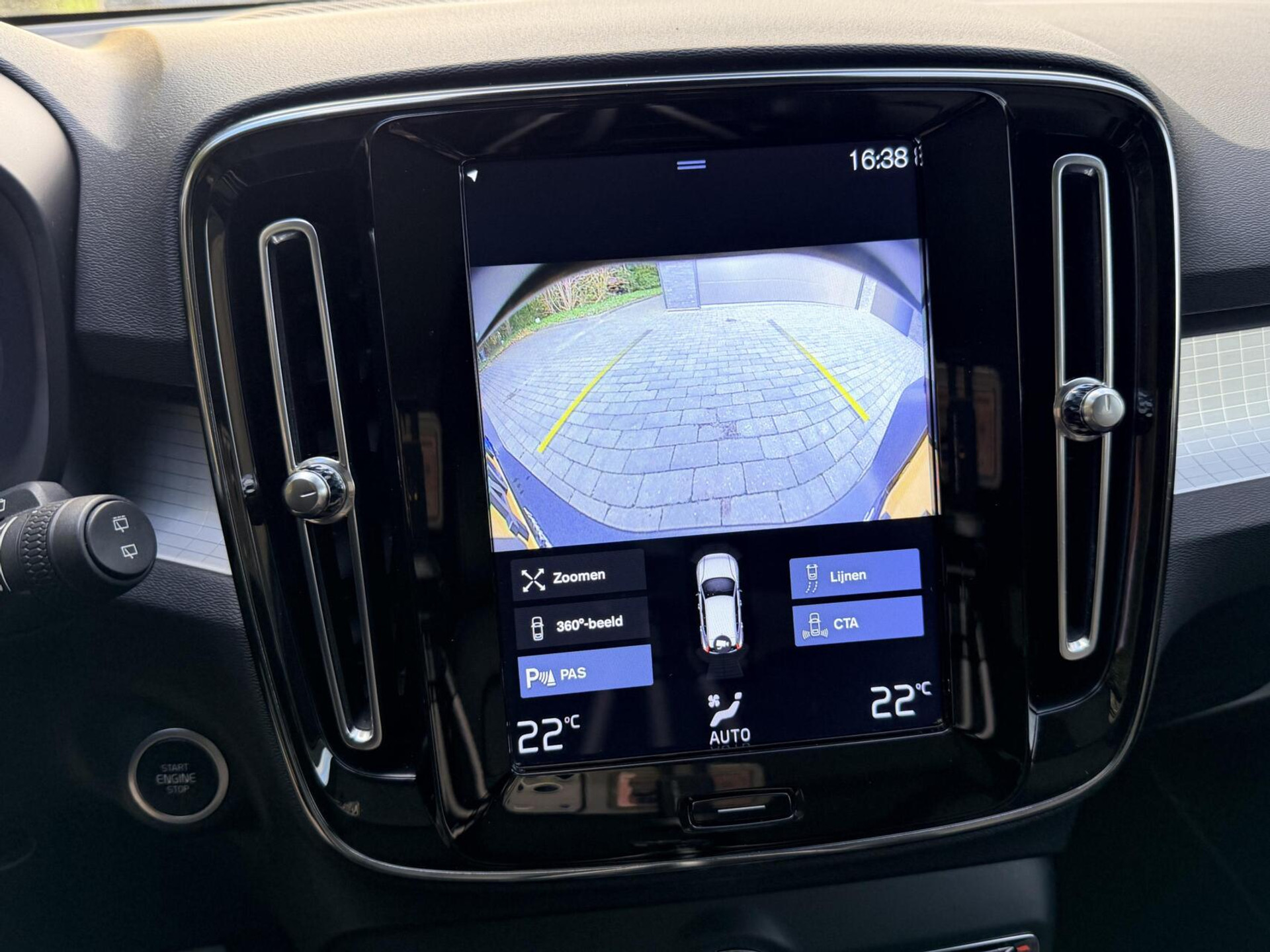 Volvo XC40 1.5 T4 Recharge R-Design Automaat | Panoramadak | LED verlichting | Sportstoelen leer | DAB | Apple CarPlay | 360 graden camera | Cruise control adaptief & Pilot Assist | harman/kardon Audio | Parkeersensoren voor en achter 48727679-32.jpg | Timcars.nl