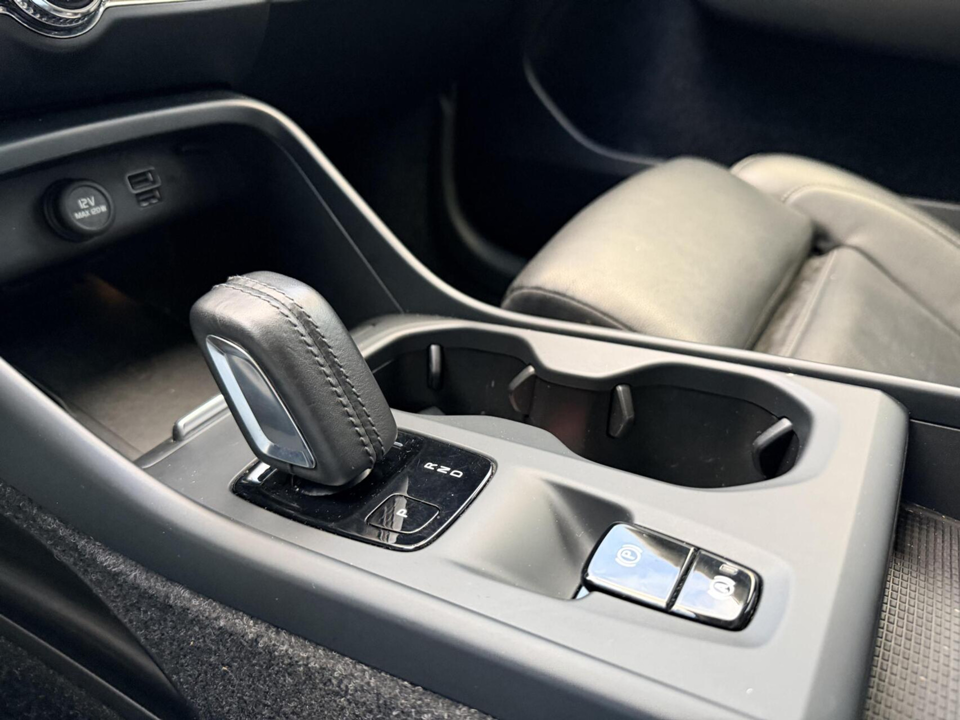 Volvo XC40 1.5 T4 Recharge R-Design Automaat | Panoramadak | LED verlichting | Sportstoelen leer | DAB | Apple CarPlay | 360 graden camera | Cruise control adaptief & Pilot Assist | harman/kardon Audio | Parkeersensoren voor en achter 48727679-35.jpg | Timcars.nl