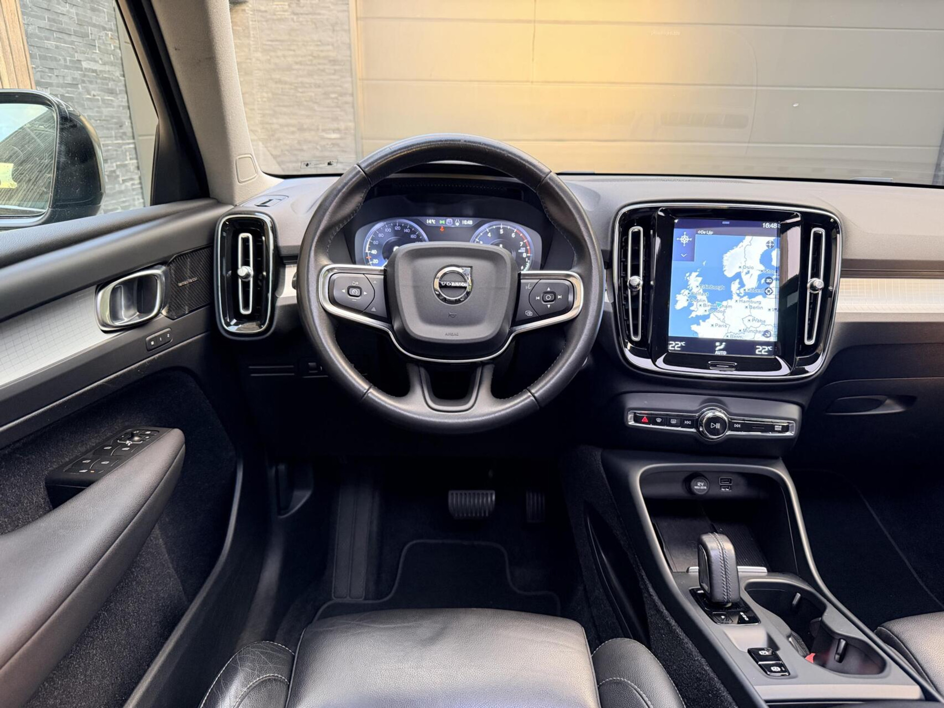 Volvo XC40 1.5 T4 Recharge R-Design Automaat | Panoramadak | LED verlichting | Sportstoelen leer | DAB | Apple CarPlay | 360 graden camera | Cruise control adaptief & Pilot Assist | harman/kardon Audio | Parkeersensoren voor en achter 48727679-36.jpg | Timcars.nl