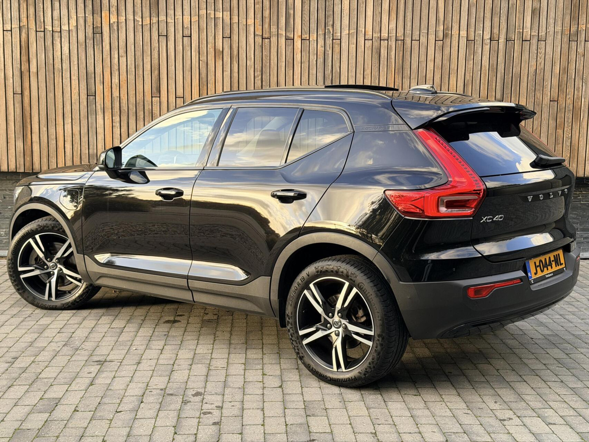 Volvo XC40 1.5 T4 Recharge R-Design Automaat | Panoramadak | LED verlichting | Sportstoelen leer | DAB | Apple CarPlay | 360 graden camera | Cruise control adaptief & Pilot Assist | harman/kardon Audio | Parkeersensoren voor en achter 48727679-37.jpg | Timcars.nl