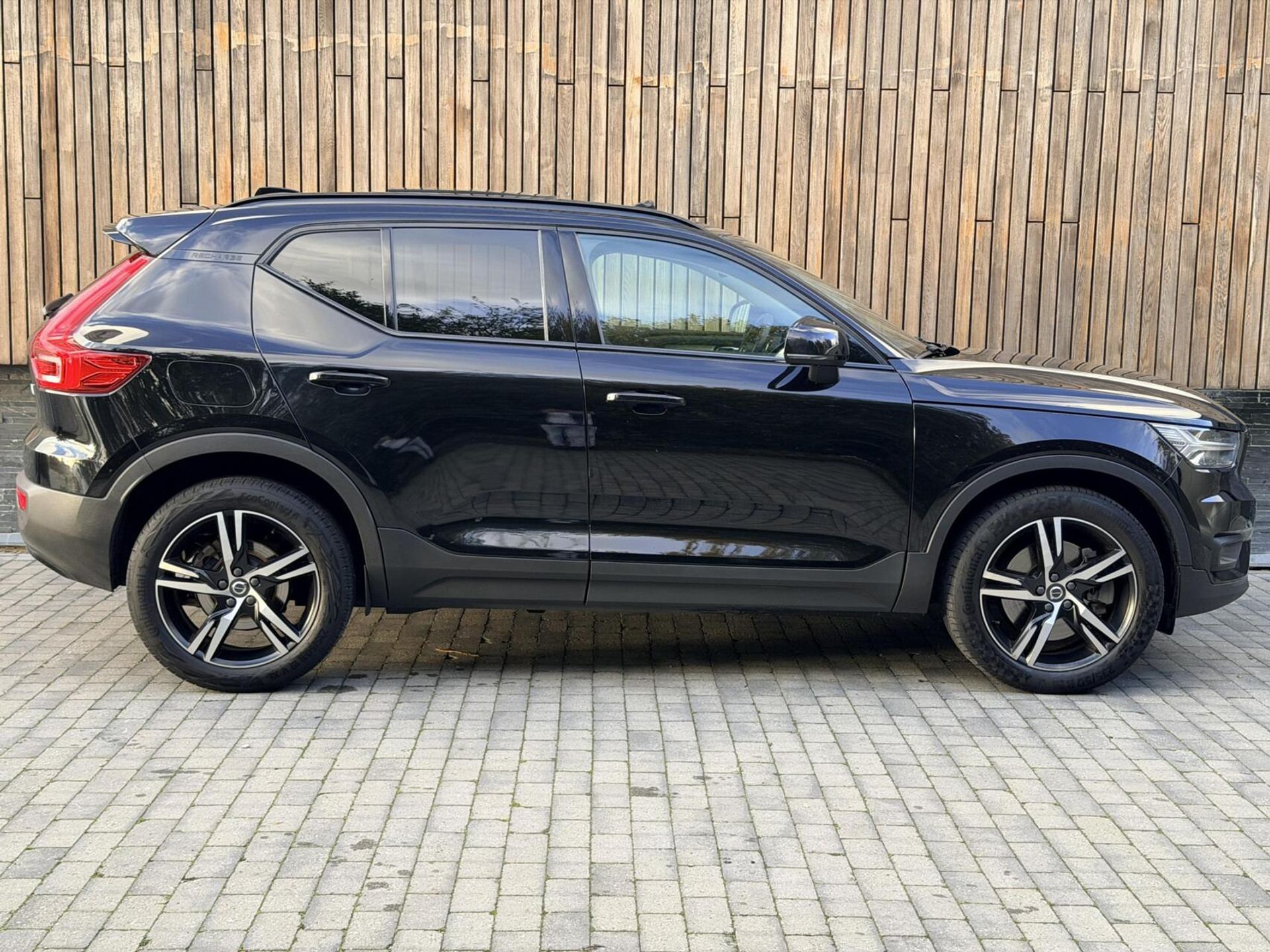 Volvo XC40 1.5 T4 Recharge R-Design Automaat | Panoramadak | LED verlichting | Sportstoelen leer | DAB | Apple CarPlay | 360 graden camera | Cruise control adaptief & Pilot Assist | harman/kardon Audio | Parkeersensoren voor en achter 48727679-38.jpg | Timcars.nl