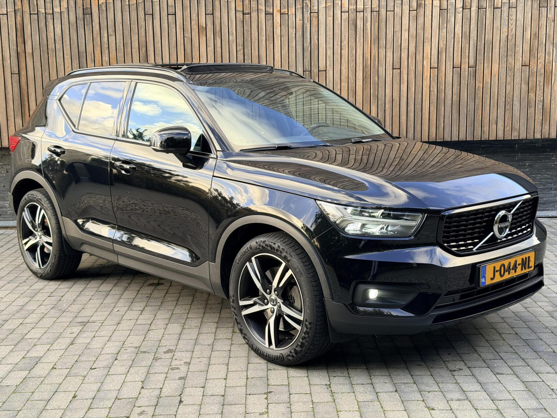Volvo XC40 1.5 T4 Recharge R-Design Automaat | Panoramadak | LED verlichting | Sportstoelen leer | DAB | Apple CarPlay | 360 graden camera | Cruise control adaptief & Pilot Assist | harman/kardon Audio | Parkeersensoren voor en achter 48727679-39.jpg | Timcars.nl