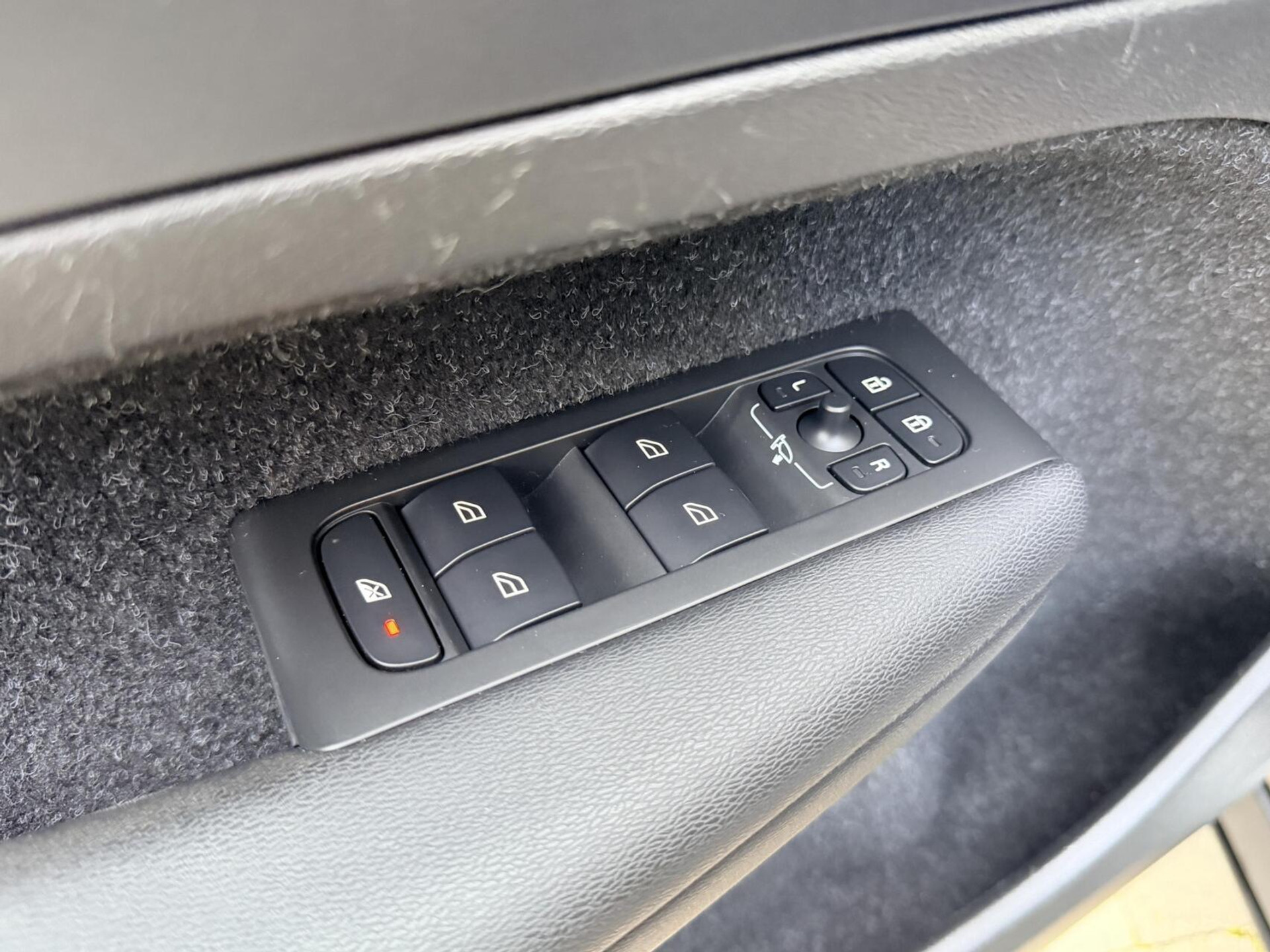 Volvo XC40 1.5 T4 Recharge R-Design Automaat | Panoramadak | LED verlichting | Sportstoelen leer | DAB | Apple CarPlay | 360 graden camera | Cruise control adaptief & Pilot Assist | harman/kardon Audio | Parkeersensoren voor en achter 48727679-4.jpg | Timcars.nl