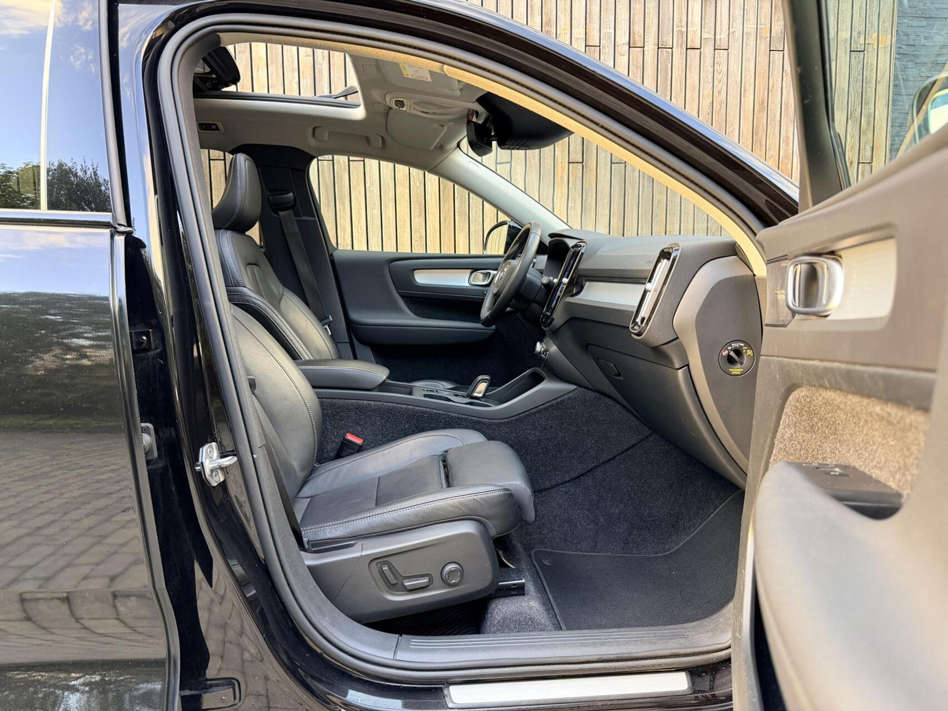 Volvo XC40 1.5 T4 Recharge R-Design Automaat | Panoramadak | LED verlichting | Sportstoelen leer | DAB | Apple CarPlay | 360 graden camera | Cruise control adaptief & Pilot Assist | harman/kardon Audio | Parkeersensoren voor en achter 48727679-41.jpg | Timcars.nl