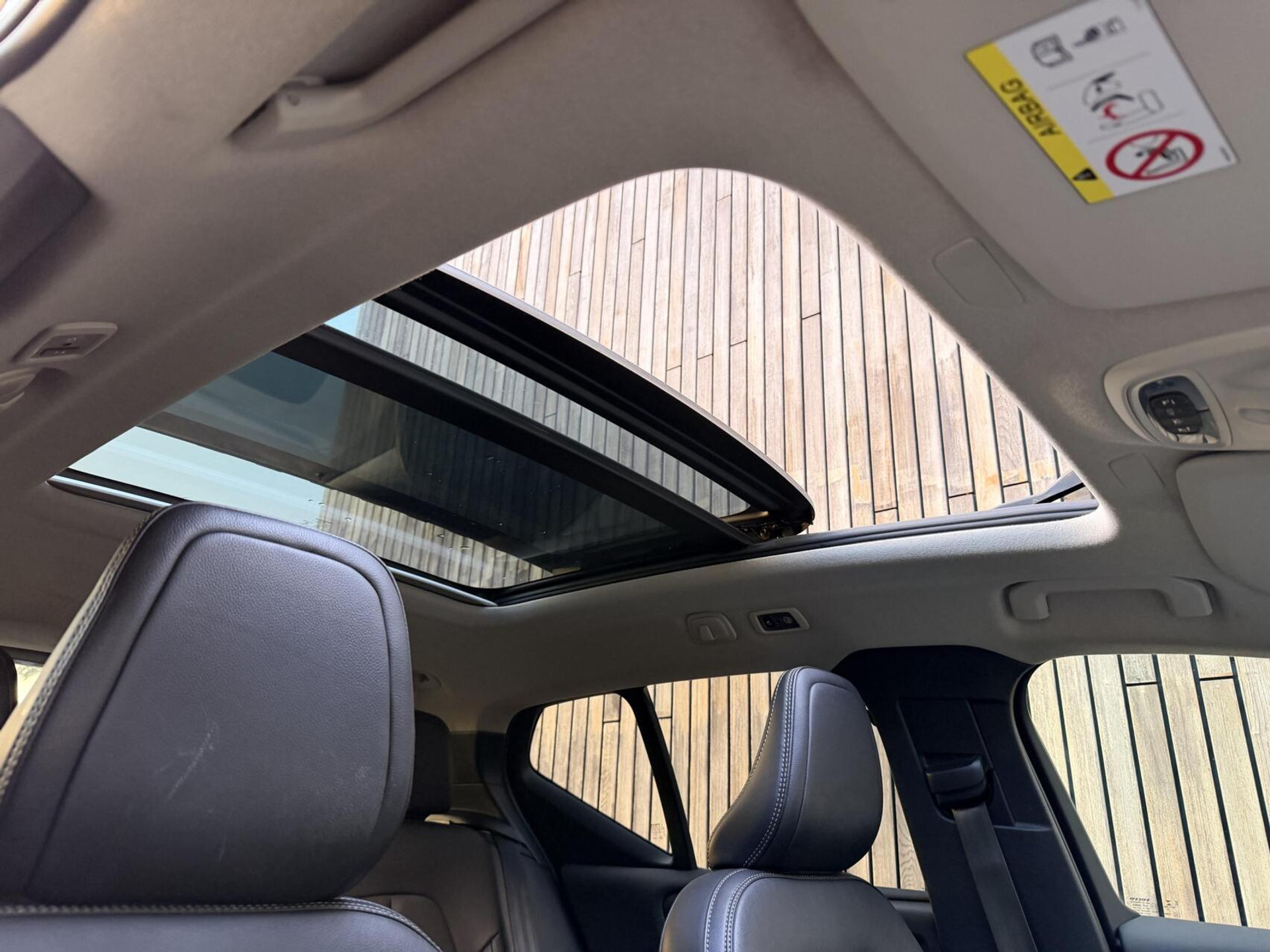 Volvo XC40 1.5 T4 Recharge R-Design Automaat | Panoramadak | LED verlichting | Sportstoelen leer | DAB | Apple CarPlay | 360 graden camera | Cruise control adaptief & Pilot Assist | harman/kardon Audio | Parkeersensoren voor en achter 48727679-43.jpg | Timcars.nl