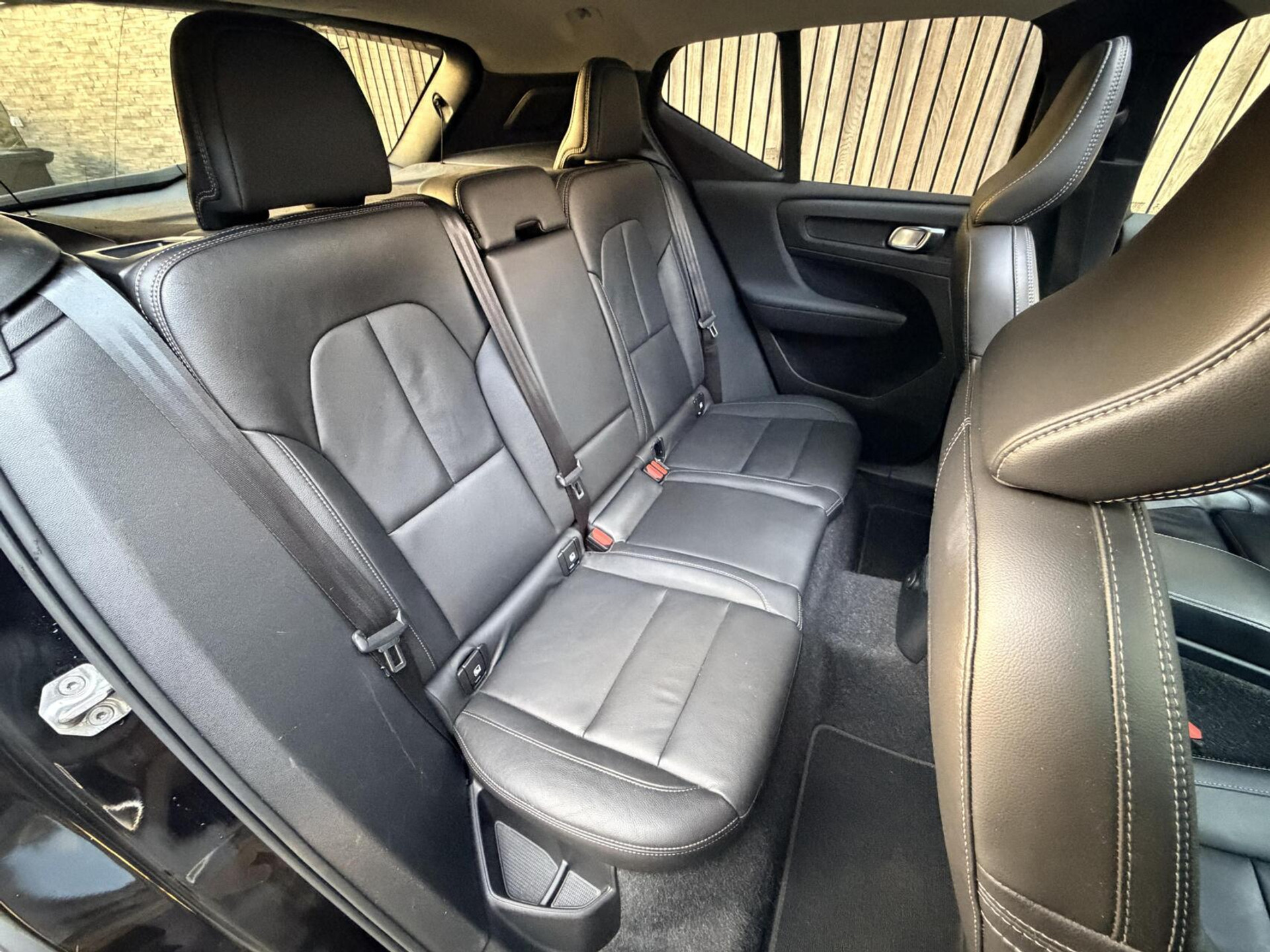 Volvo XC40 1.5 T4 Recharge R-Design Automaat | Panoramadak | LED verlichting | Sportstoelen leer | DAB | Apple CarPlay | 360 graden camera | Cruise control adaptief & Pilot Assist | harman/kardon Audio | Parkeersensoren voor en achter 48727679-47.jpg | Timcars.nl