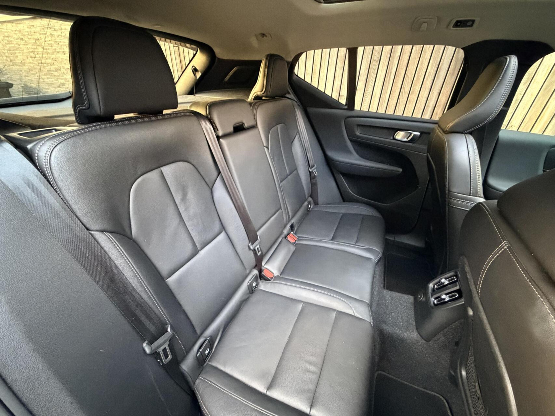 Volvo XC40 1.5 T4 Recharge R-Design Automaat | Panoramadak | LED verlichting | Sportstoelen leer | DAB | Apple CarPlay | 360 graden camera | Cruise control adaptief & Pilot Assist | harman/kardon Audio | Parkeersensoren voor en achter 48727679-49.jpg | Timcars.nl