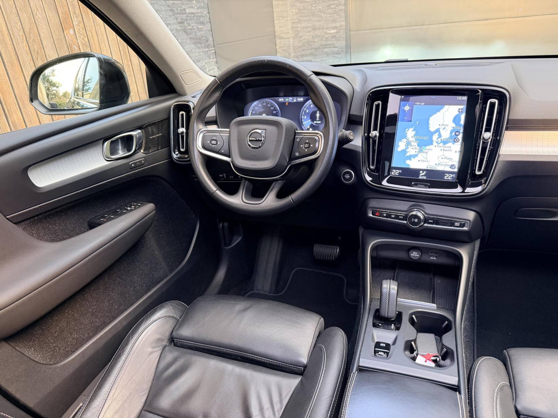 Volvo XC40 1.5 T4 Recharge R-Design Automaat | Panoramadak | LED verlichting | Sportstoelen leer | DAB | Apple CarPlay | 360 graden camera | Cruise control adaptief & Pilot Assist | harman/kardon Audio | Parkeersensoren voor en achter 48727679-5.jpg | Timcars.nl