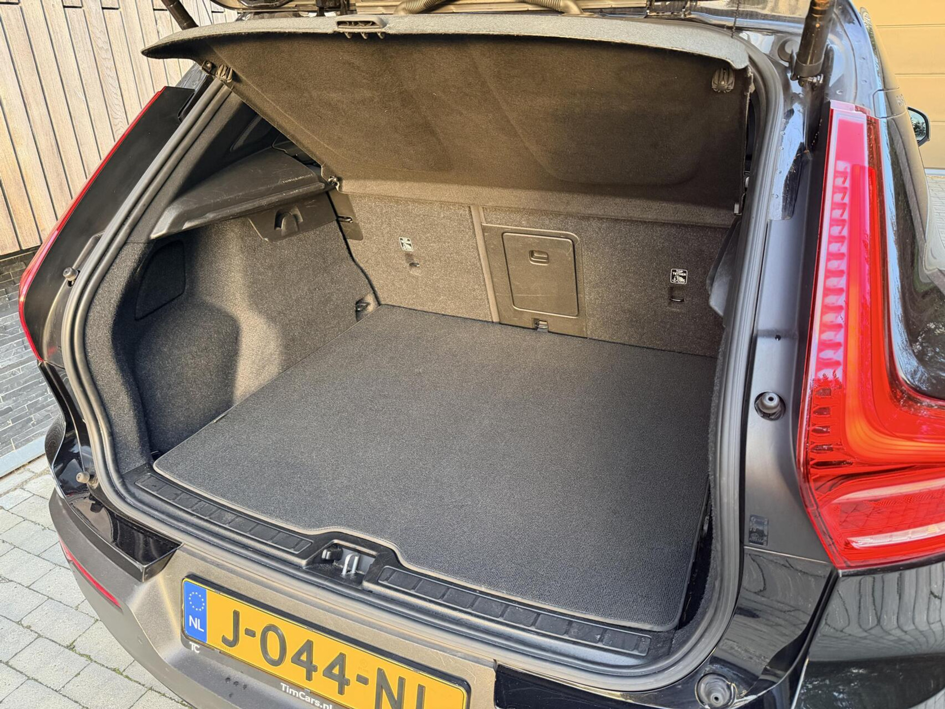 Volvo XC40 1.5 T4 Recharge R-Design Automaat | Panoramadak | LED verlichting | Sportstoelen leer | DAB | Apple CarPlay | 360 graden camera | Cruise control adaptief & Pilot Assist | harman/kardon Audio | Parkeersensoren voor en achter 48727679-51.jpg | Timcars.nl