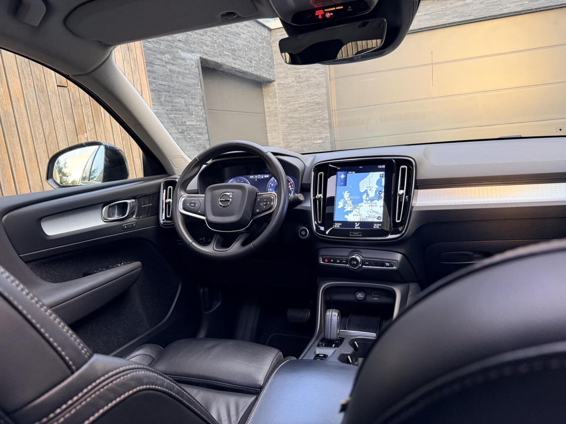 Volvo XC40 1.5 T4 Recharge R-Design Automaat | Panoramadak | LED verlichting | Sportstoelen leer | DAB | Apple CarPlay | 360 graden camera | Cruise control adaptief & Pilot Assist | harman/kardon Audio | Parkeersensoren voor en achter 48727679-53.jpg | Timcars.nl
