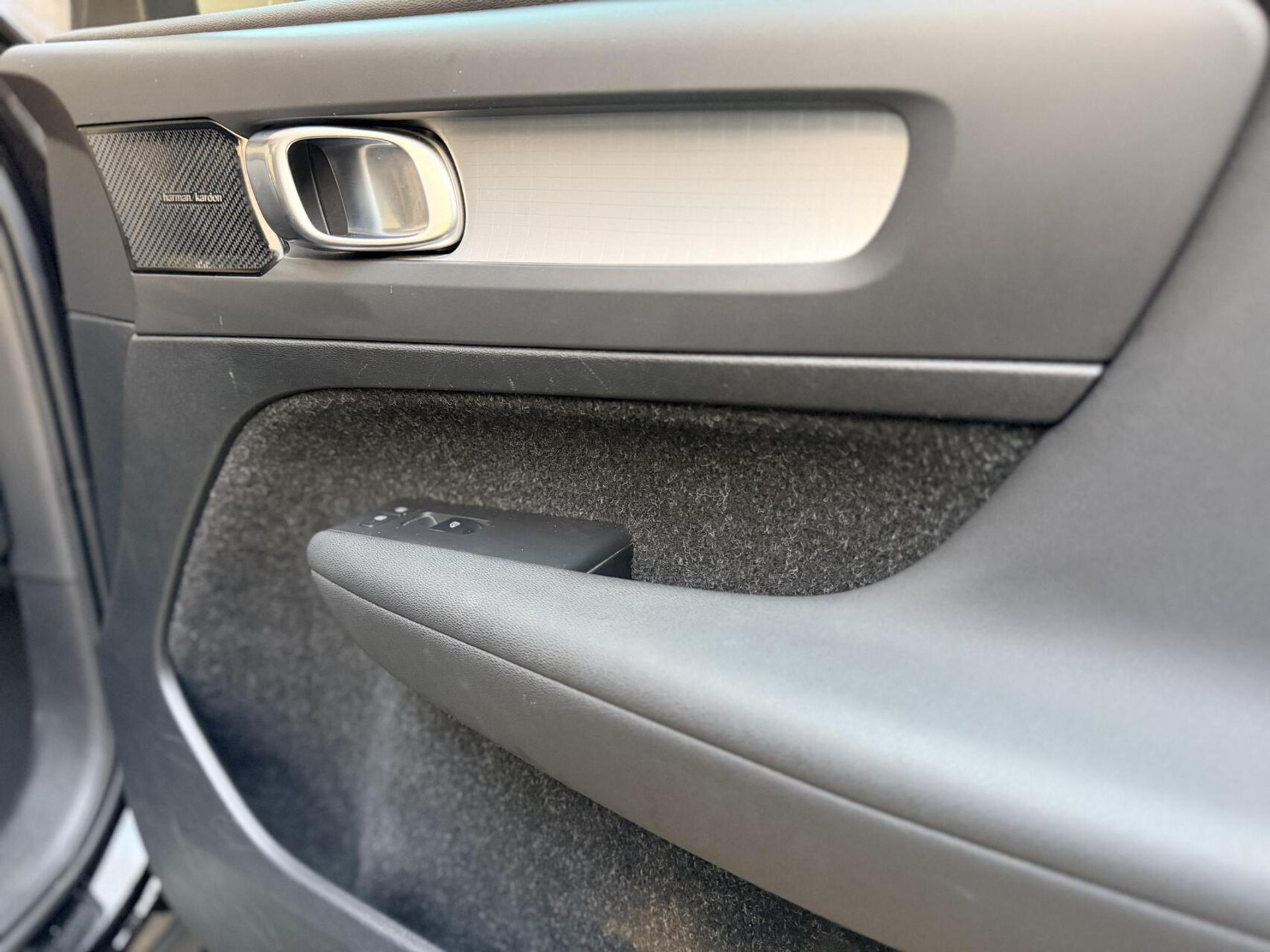 Volvo XC40 1.5 T4 Recharge R-Design Automaat | Panoramadak | LED verlichting | Sportstoelen leer | DAB | Apple CarPlay | 360 graden camera | Cruise control adaptief & Pilot Assist | harman/kardon Audio | Parkeersensoren voor en achter 48727679-55.jpg | Timcars.nl