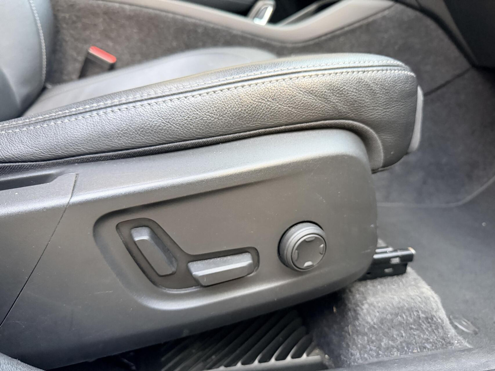 Volvo XC40 1.5 T4 Recharge R-Design Automaat | Panoramadak | LED verlichting | Sportstoelen leer | DAB | Apple CarPlay | 360 graden camera | Cruise control adaptief & Pilot Assist | harman/kardon Audio | Parkeersensoren voor en achter 48727679-56.jpg | Timcars.nl