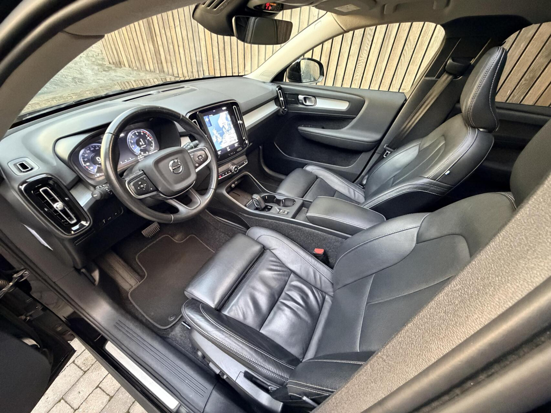 Volvo XC40 1.5 T4 Recharge R-Design Automaat | Panoramadak | LED verlichting | Sportstoelen leer | DAB | Apple CarPlay | 360 graden camera | Cruise control adaptief & Pilot Assist | harman/kardon Audio | Parkeersensoren voor en achter 48727679-6.jpg | Timcars.nl